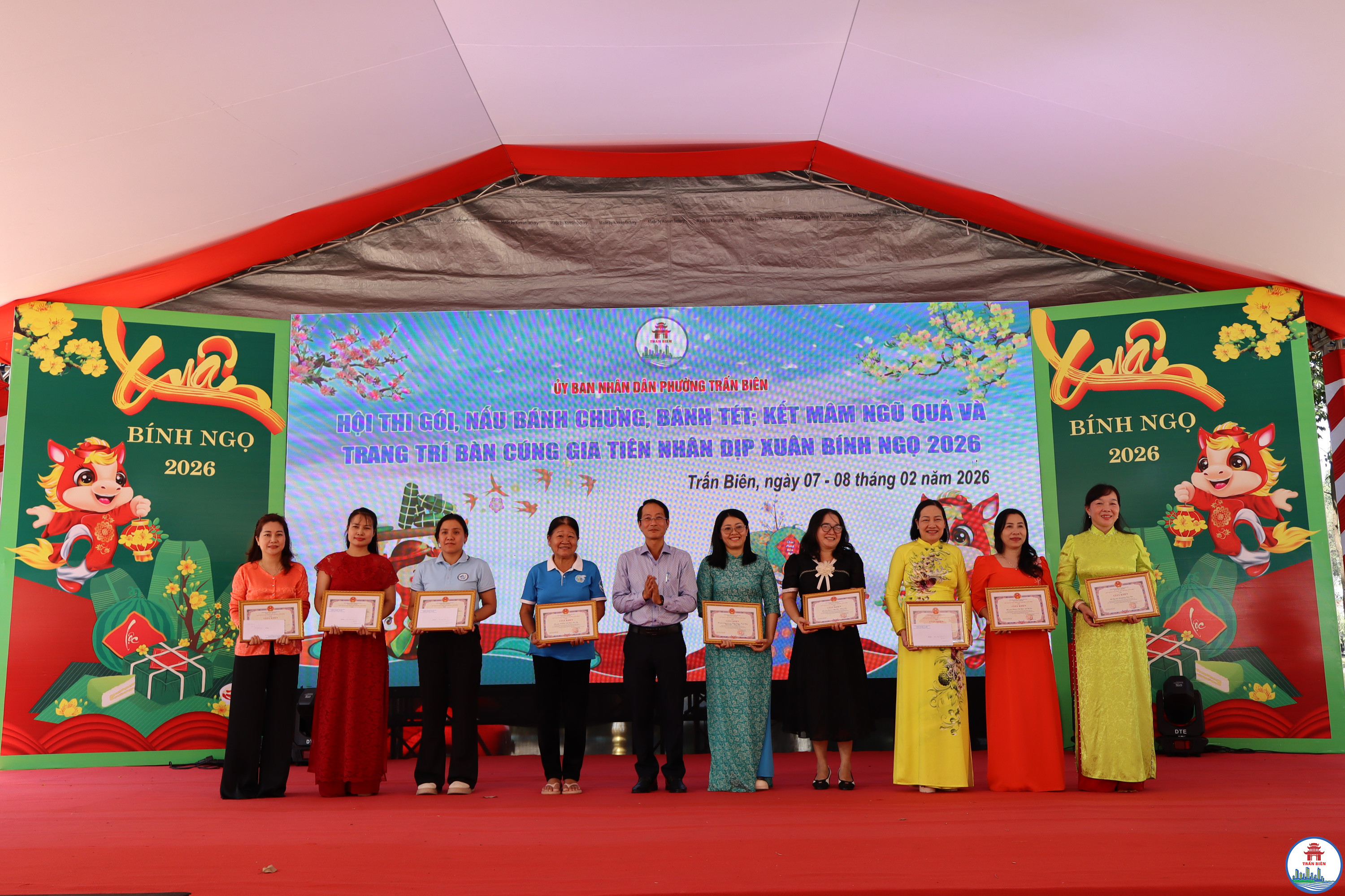 Ban Tổ chức trao giải cho các đội thi gồm liên quân khối mầm non, khối Tiểu học, khối THCS và các đoàn thể phường Trấn Biên (4)