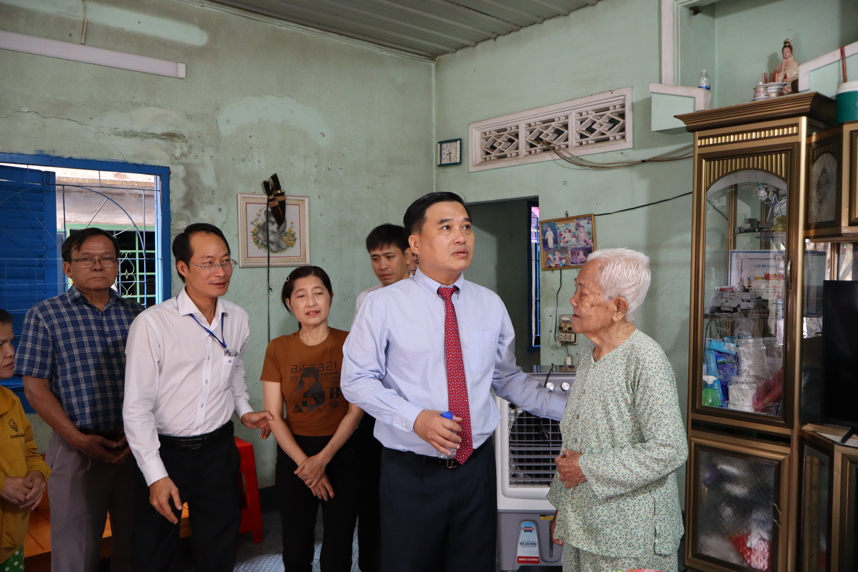 Bí thư Đảng ủy phường Trấn Biên Hồ Văn Nam thăm hỏi gia đình Người có công