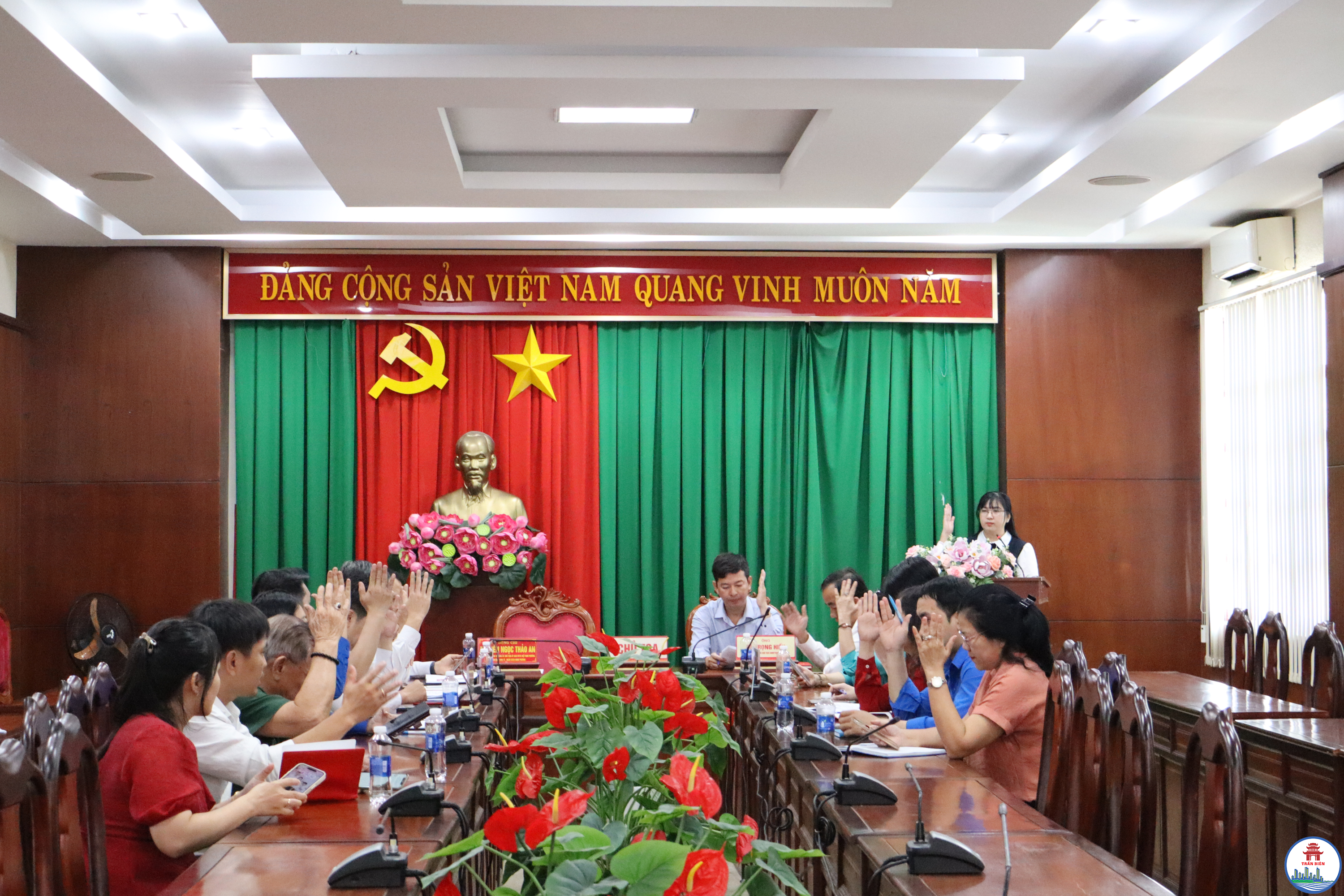 Các đại biểu nhất trí 100% đối với danh sách 50 người đủ tiêu chuẩn ứng cử đại biểu HĐND phường