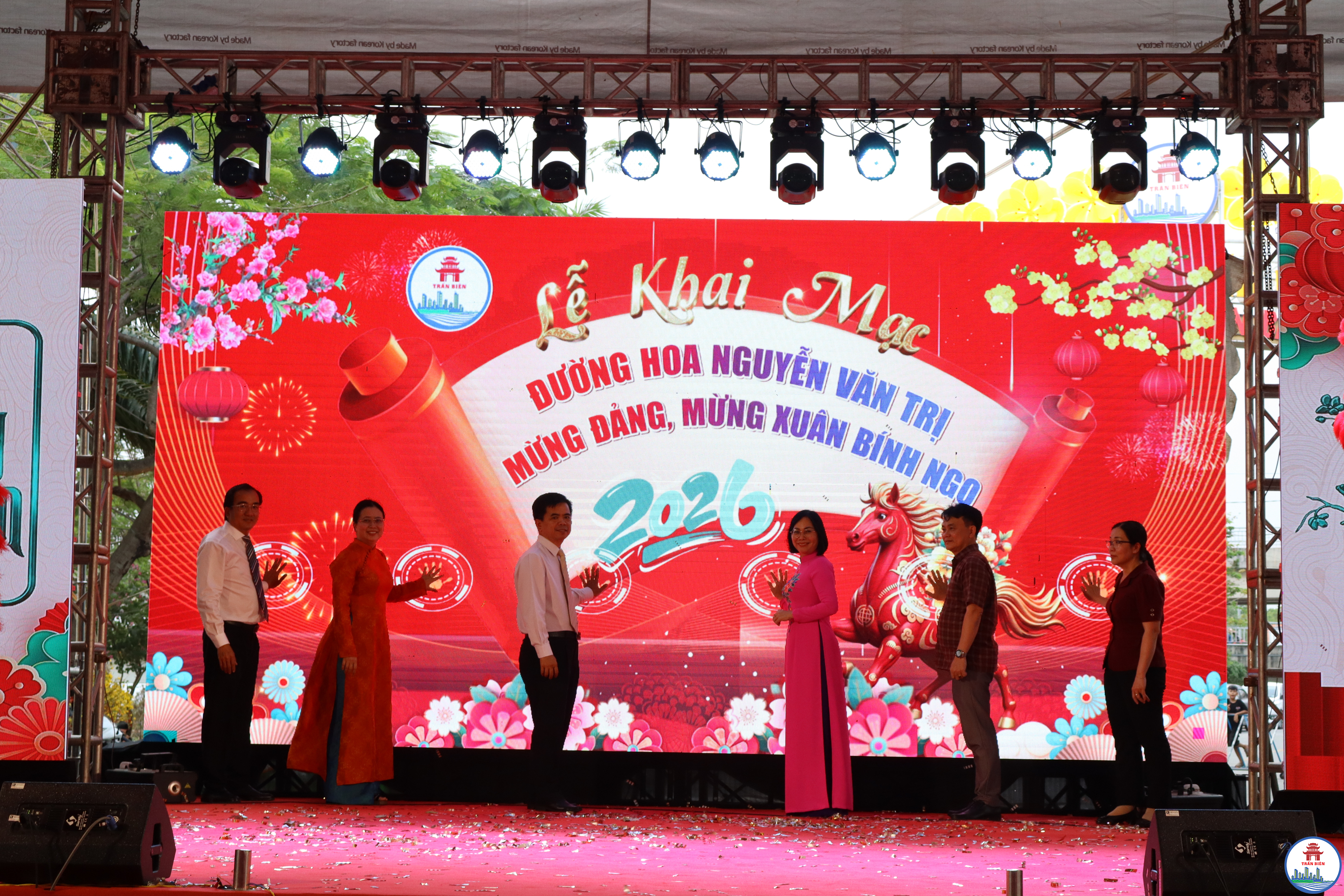 Các đại biểu thực hiện nghi thức nhấn nút khai mạc đường hoa Nguyễn Văn Trị