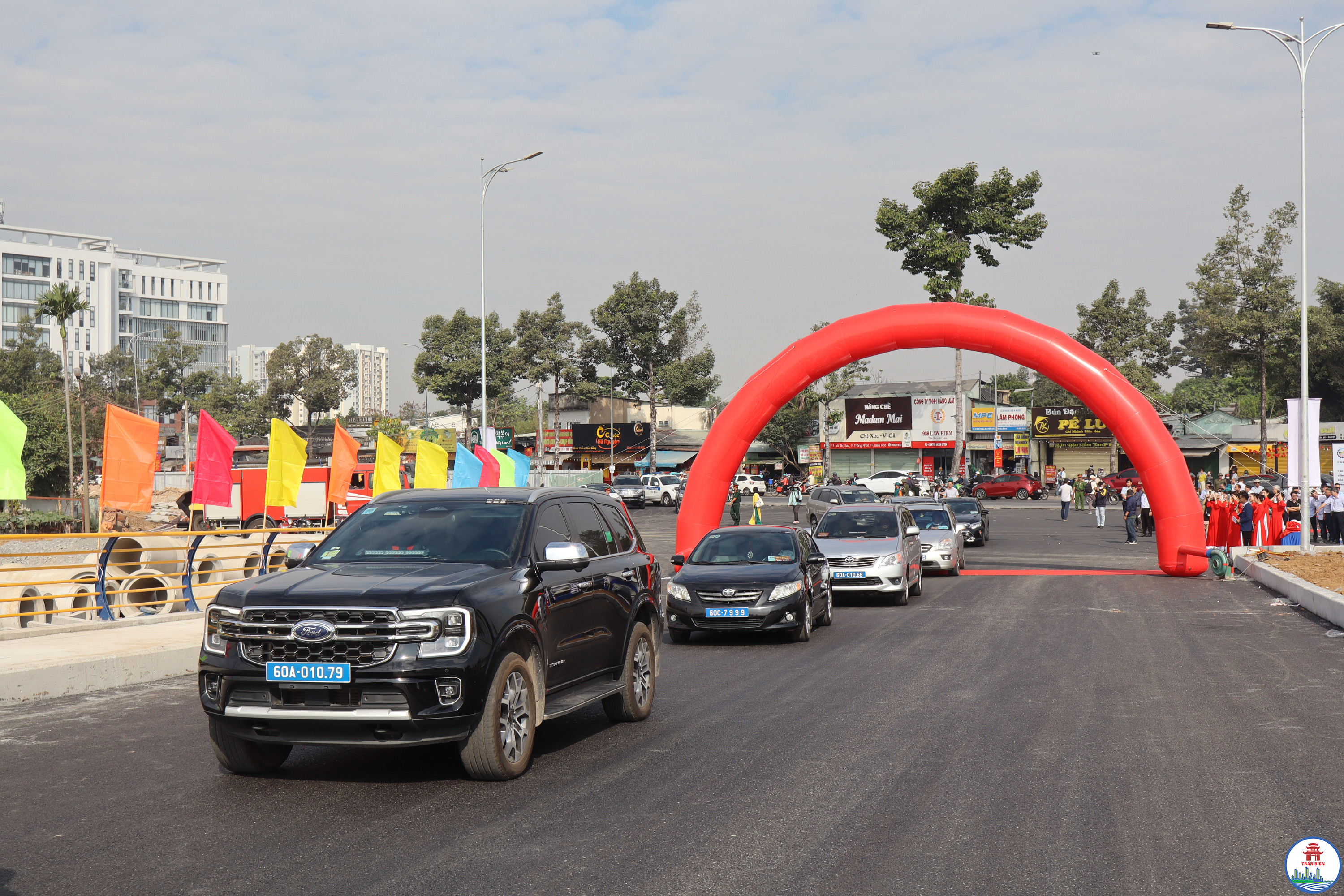 Các đại biểu tiến hành nghi thức thông xe qua cầu Thống Nhất