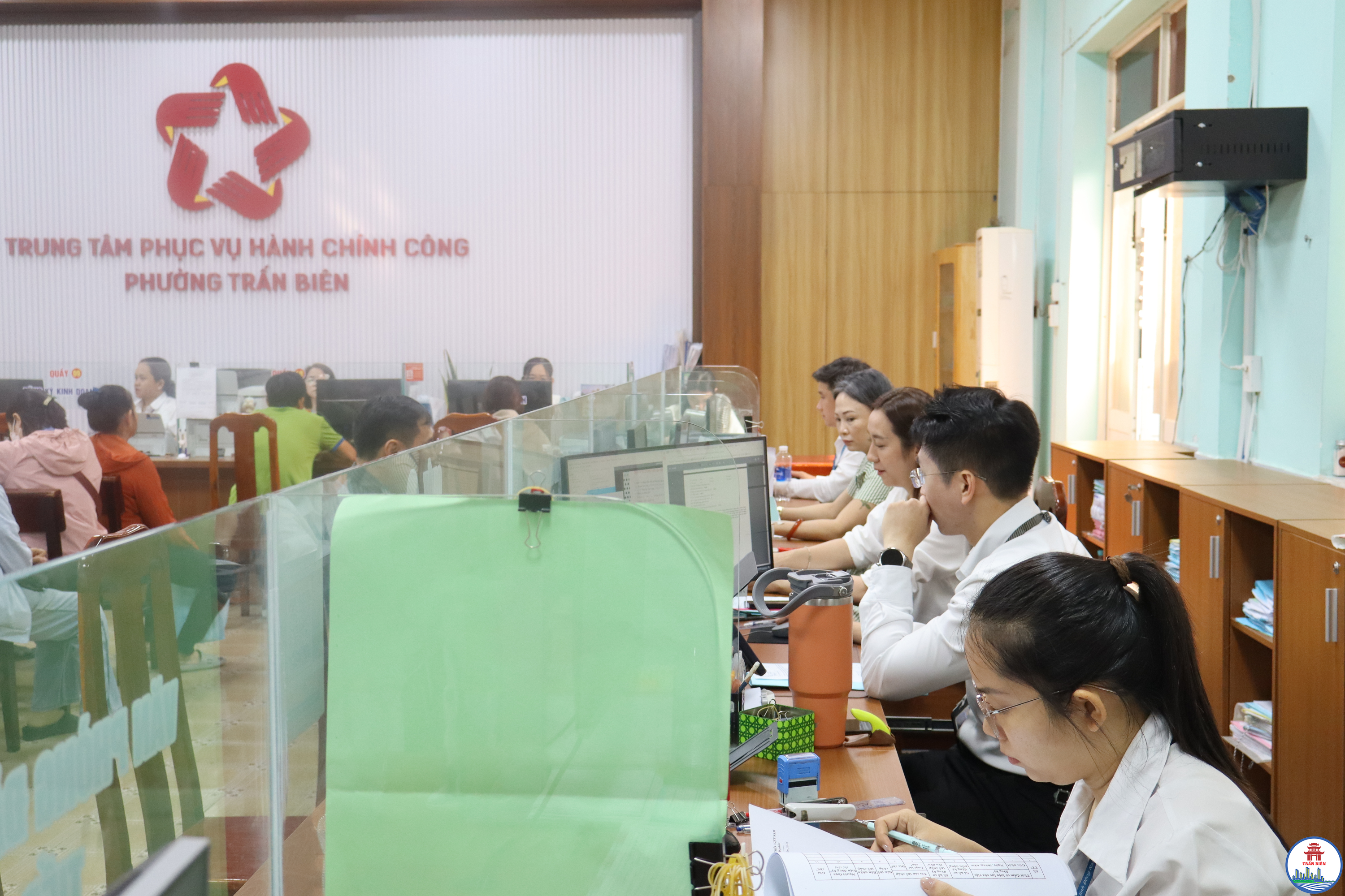 Công chức bộ phận tiếp nhận và trả kết quả phường Trấn Biên nghiêm túc trong ngày làm việc đầu năm