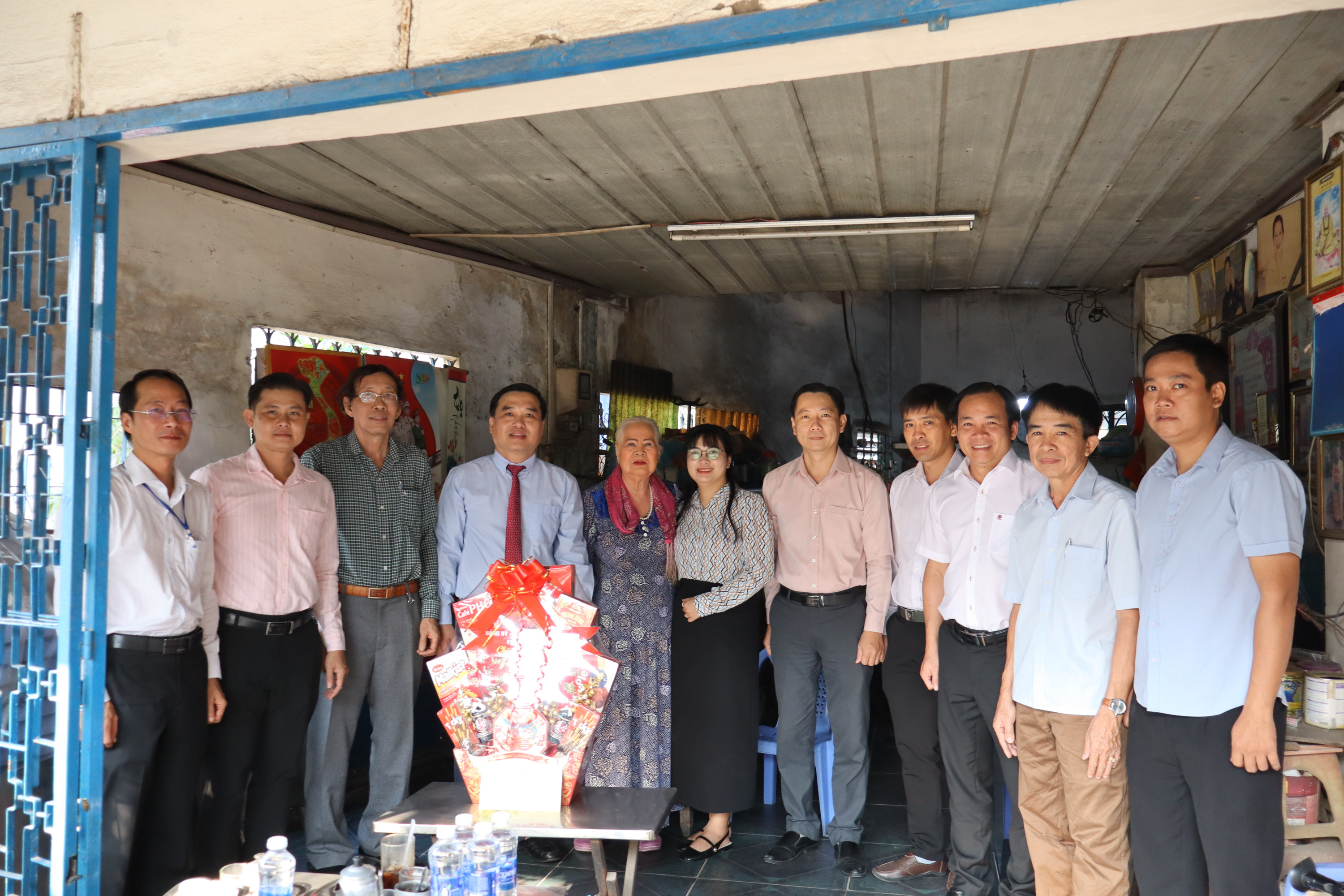 Đối tượng người có công, gia đình chính sách chụp hình lưu niệm với đoàn công tác phường Trấn Biên