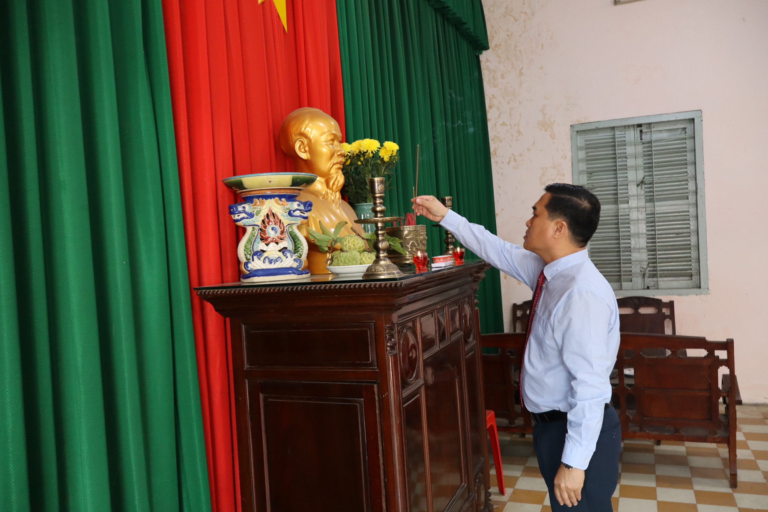 Đồng chí Hồ Văn Nam dâng hương tại Nhà truyền thống Hiệp Hòa