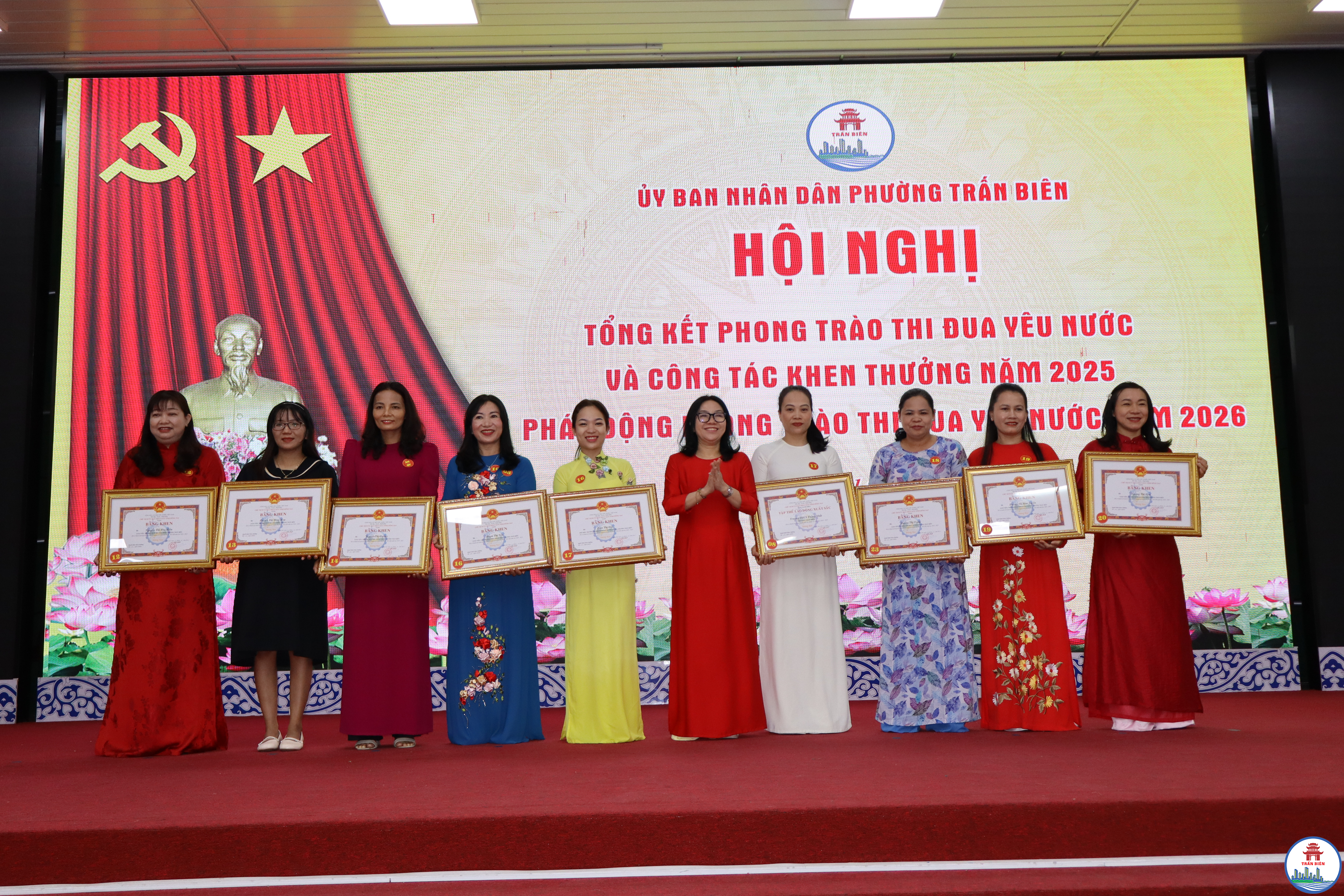 Lãnh đạo phường Trấn Biên tặng khen thưởng của UBND tỉnh các cá nhân, tập thể ngành Giáo dục và Đào tạo