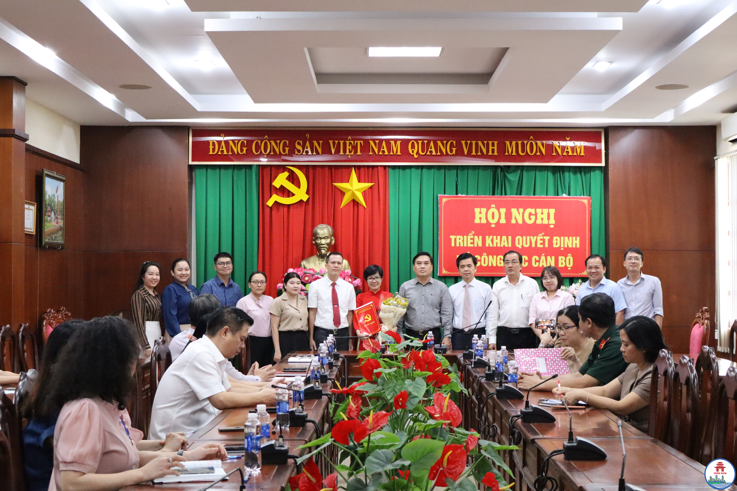 Lãnh đạo Đảng ủy phường Trấn Biên trao quyết định bổ nhiệm Phó Ban Xây dựng Đảng phường