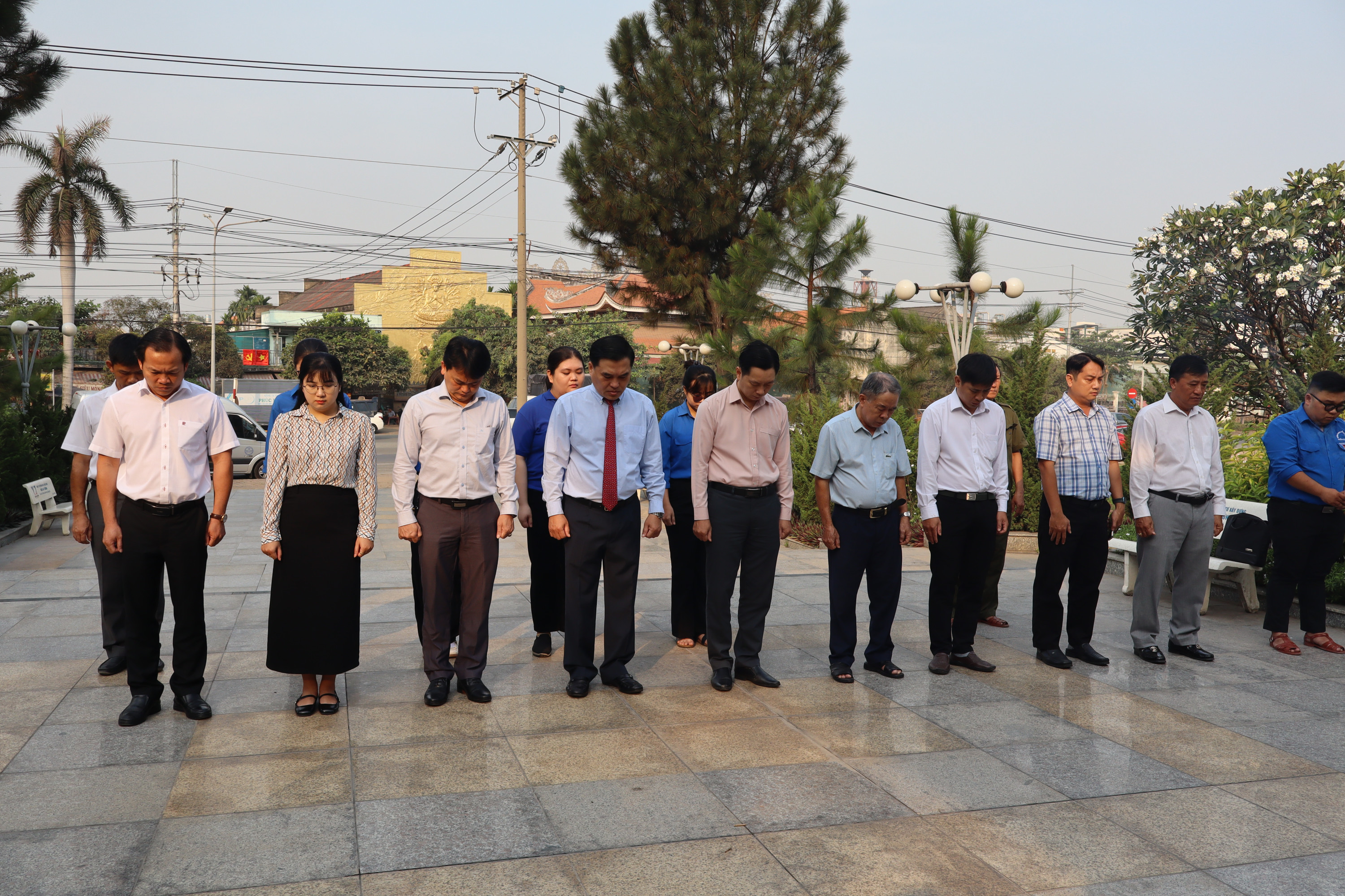 Lãnh đạo phường Trấn Biên dành một phút mặc niệm đến các Anh hùng Liệt sĩ