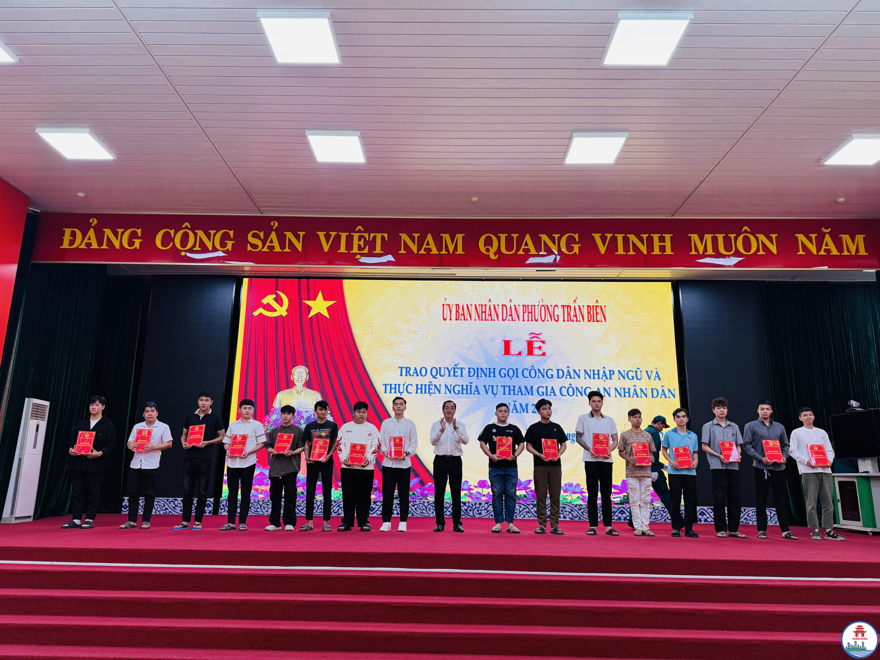 Phó Bí thư Đảng ủy, Chủ tịch UBND phường Nguyễn Duy Tân trao quyết định nhập ngũ cho các thanh niên