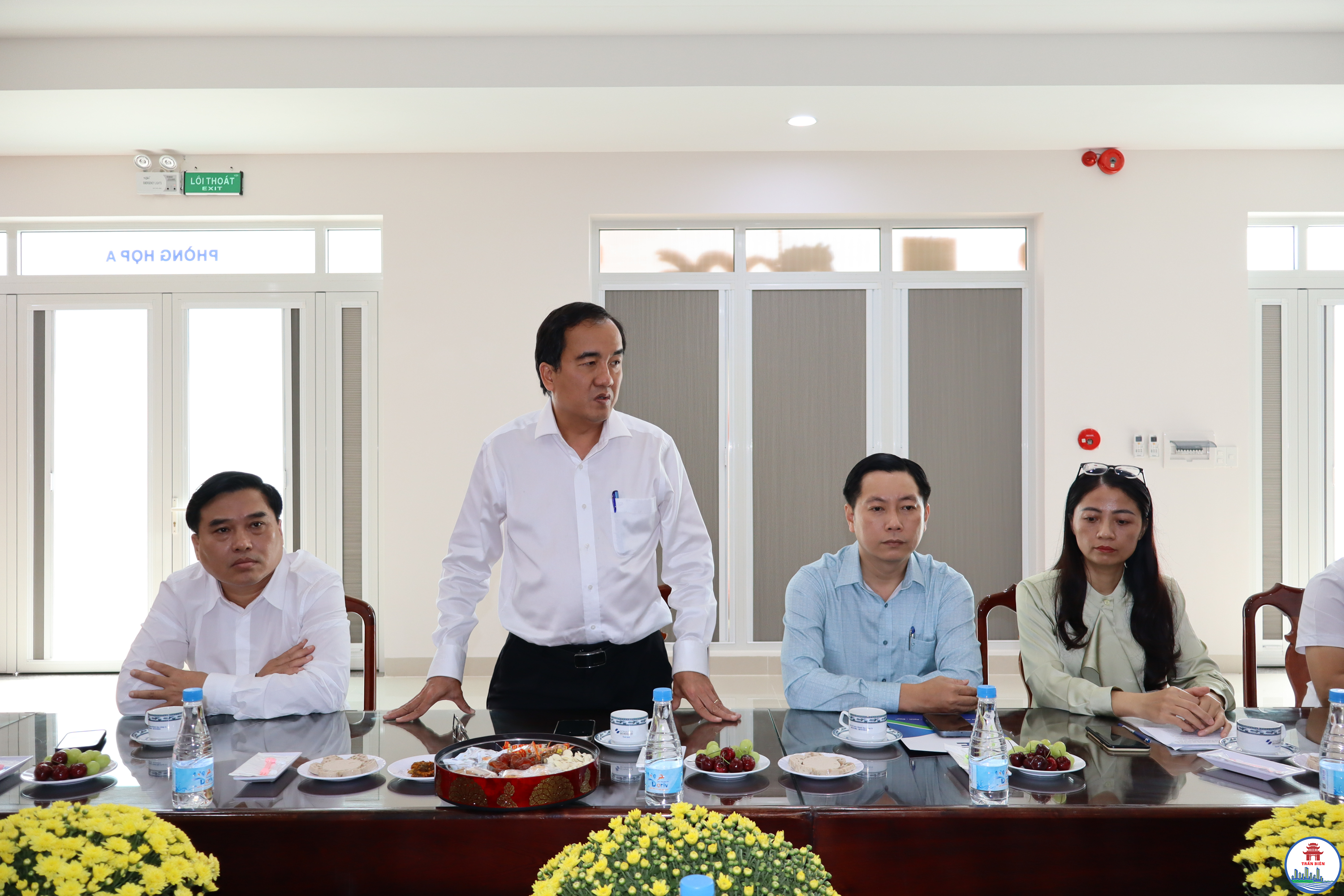 Phó Bí thư Đảng ủy, Chủ tịch UBND phường Trấn Biên Nguyễn Duy Tân phát biểu tại đơn vị đến thăm