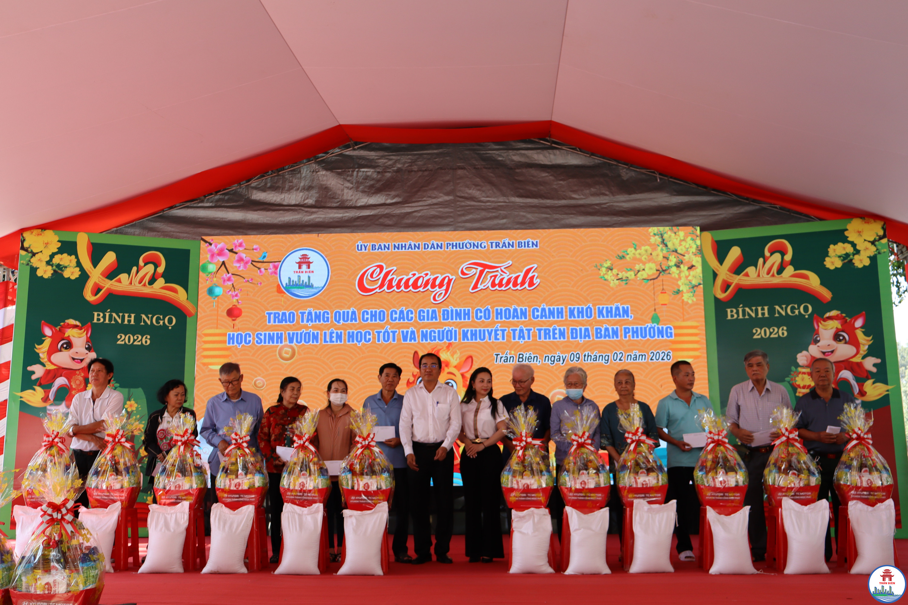 Phường Trấn Biên trao quà các hộ hoàn cảnh khó khăn (2)