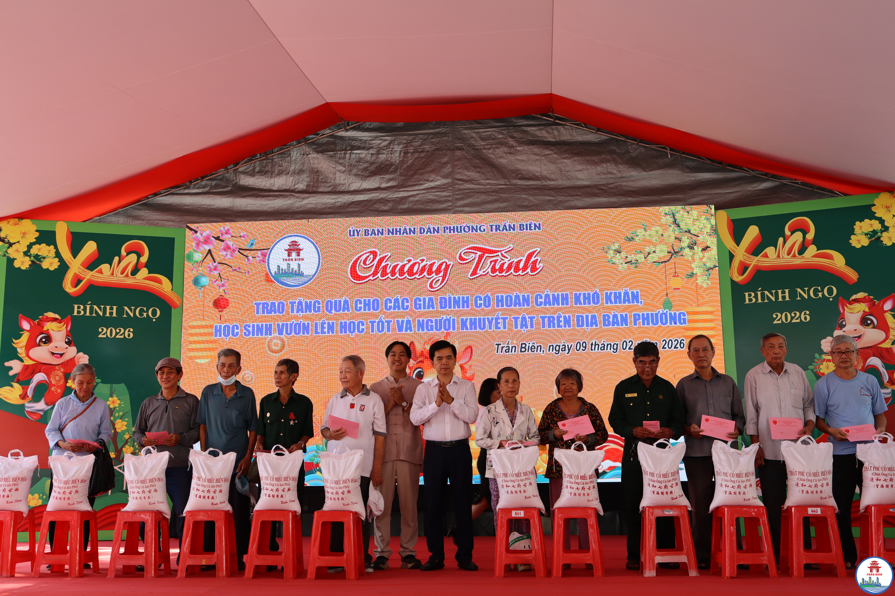 Phường Trấn Biên trao quà các hộ hoàn cảnh khó khăn (4)