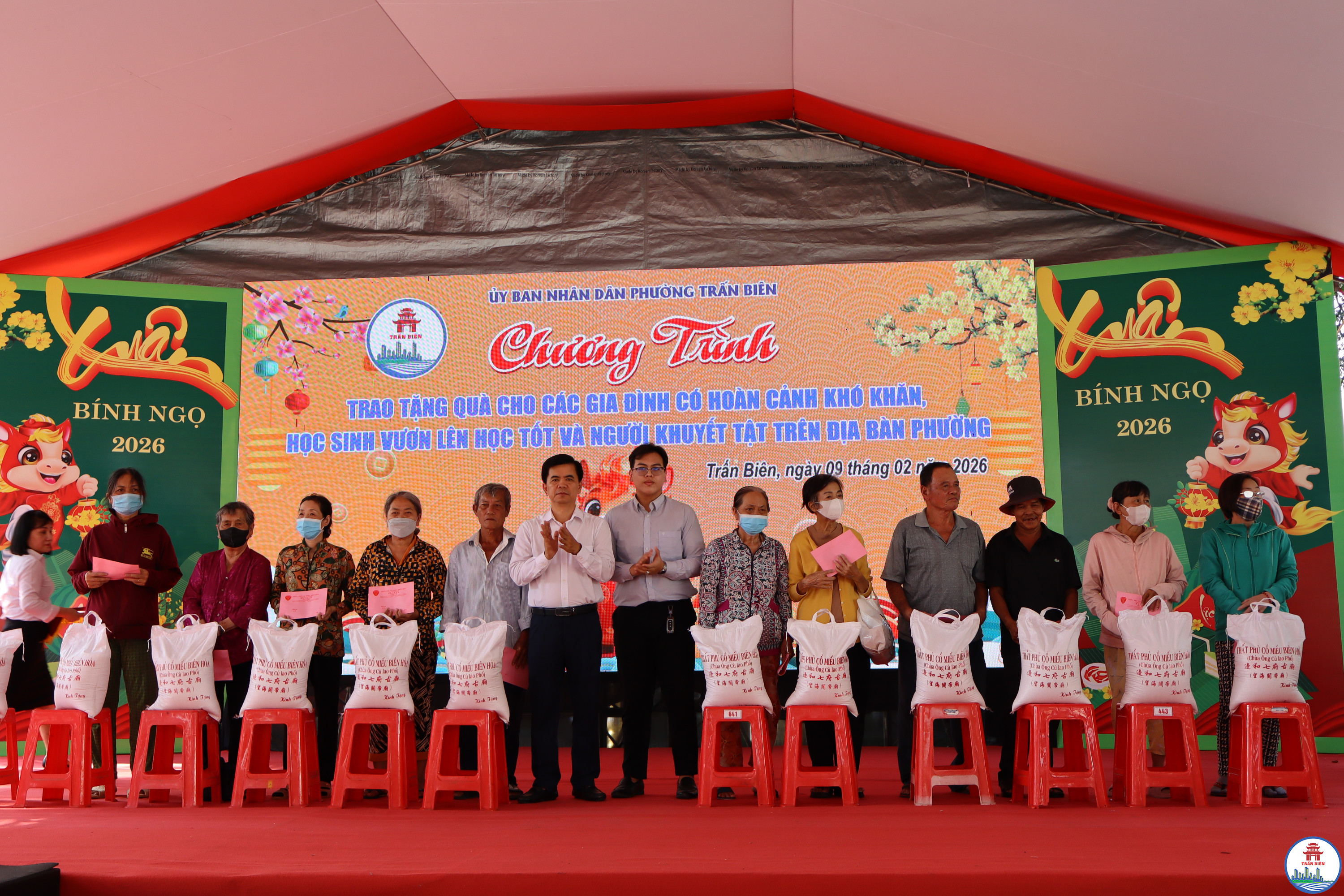 Phường Trấn Biên trao quà các hộ hoàn cảnh khó khăn (5)