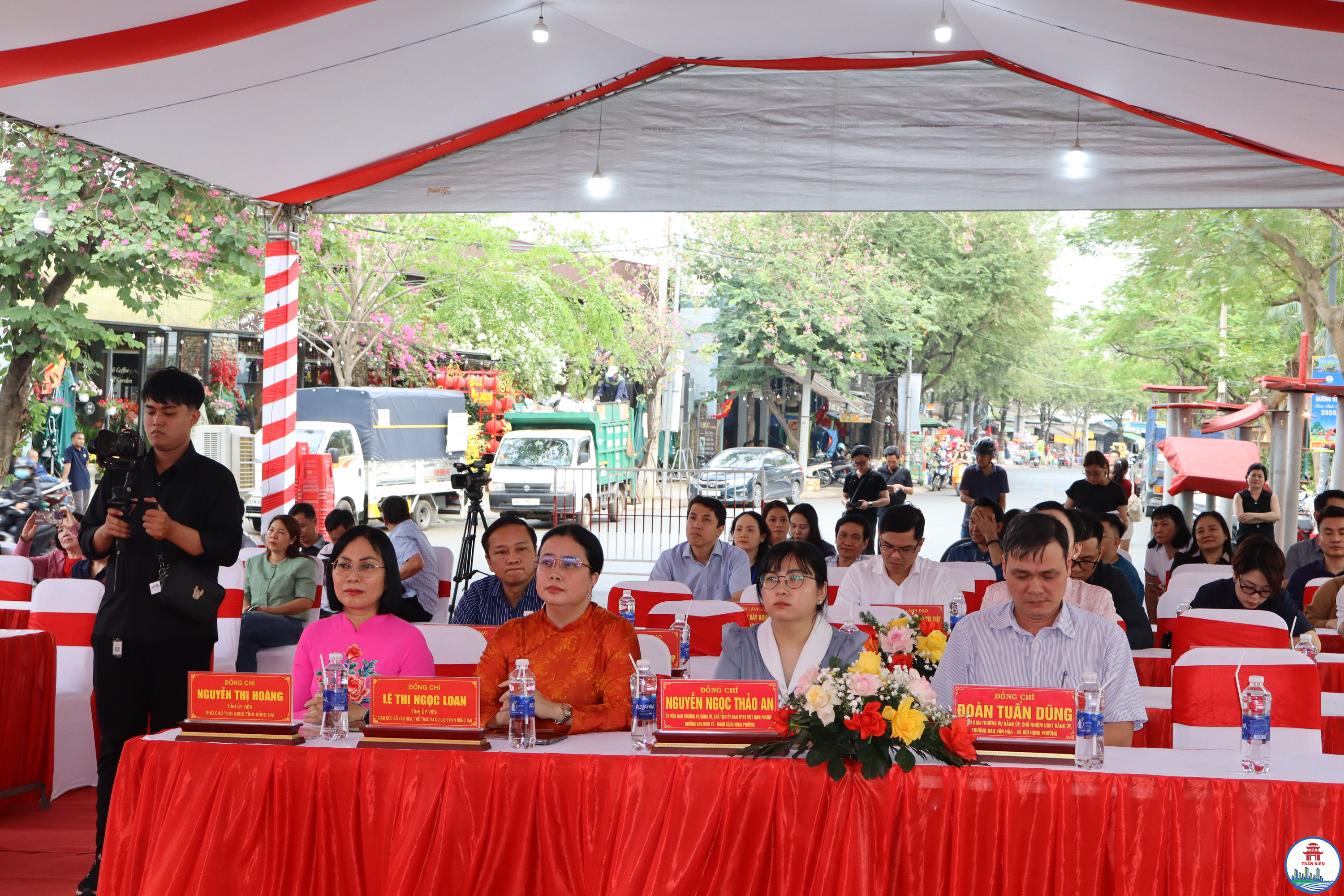 Tỉnh ủy viên, Phó Chủ tịch UBND tỉnh Nguyễn Thị Hoàng; Giám đốc Sở Văn hóa, Thể thao và Du lịch Lê Thị Ngọc Loan cùng đại diện lãnh đạo phường Trấn Biên tham dự lễ khai mạc