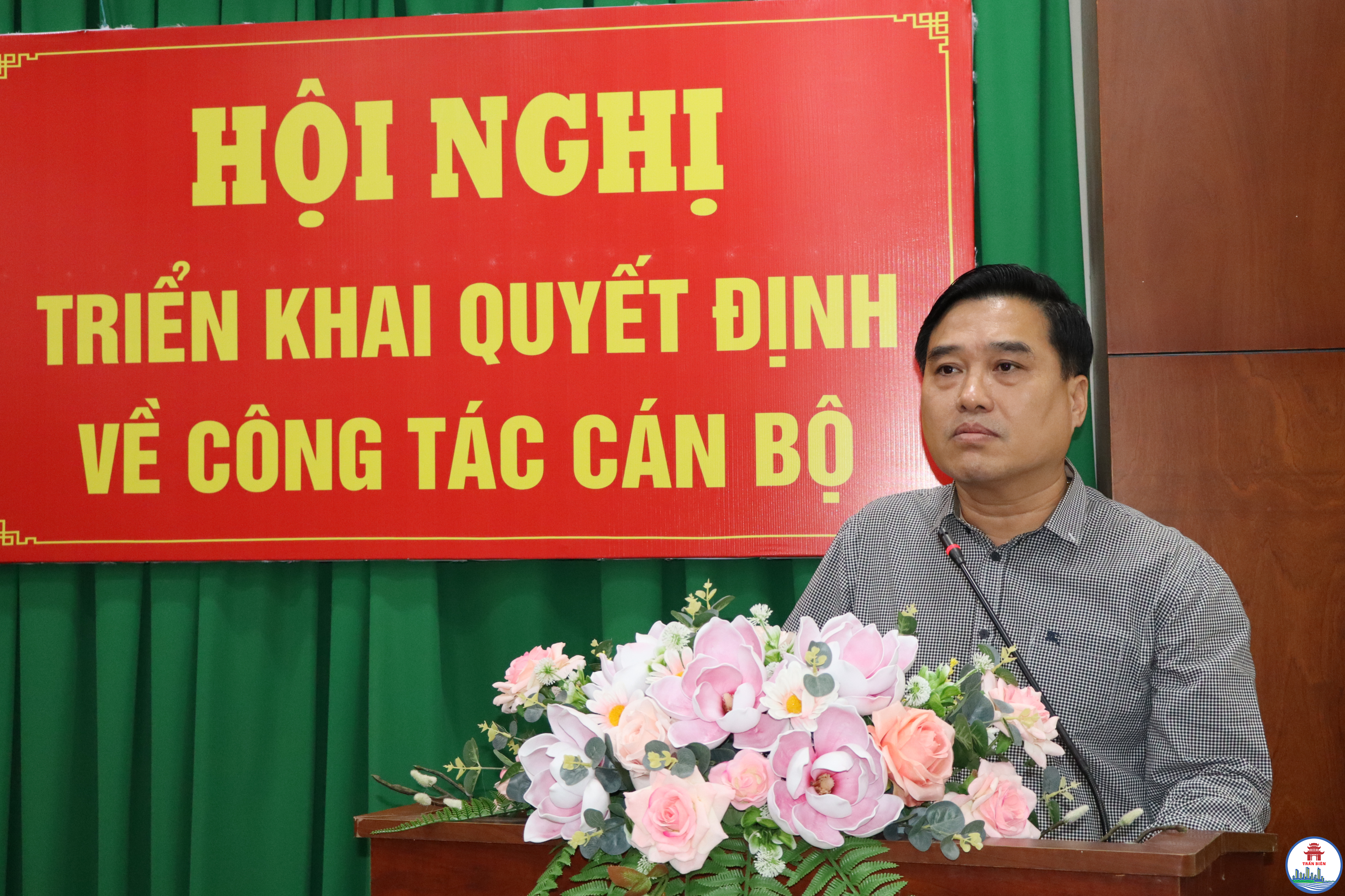 Ủy viên Ban Thường vụ Tỉnh ủy, Bí thư Đảng ủy, Chủ tịch HĐND phường Trấn Biên Hồ Văn Nam phát biểu tại hội nghị