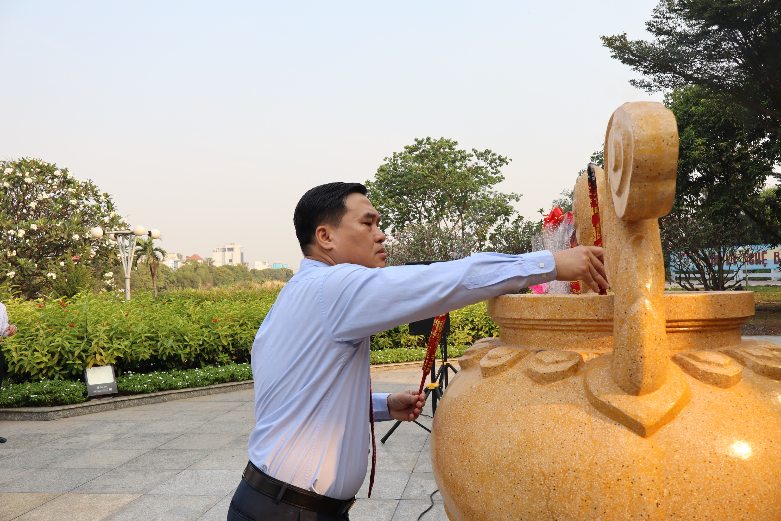 Ủy viên Ban Thường vụ Tỉnh ủy, Bí thư Đảng ủy, Chủ tịch HĐND phường Trấn Biên Hồ Văn Nam tiến hành nghi thức dâng hương