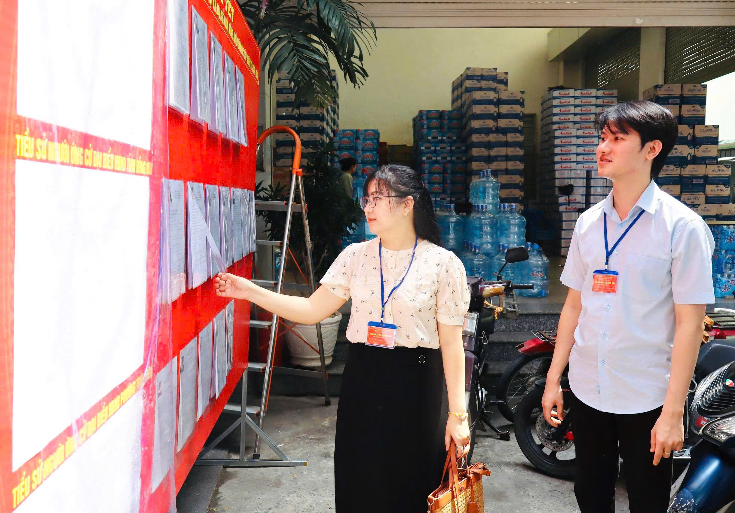 Kiểm tra công tác niêm yết tại nơi viết phiếu bầu cử