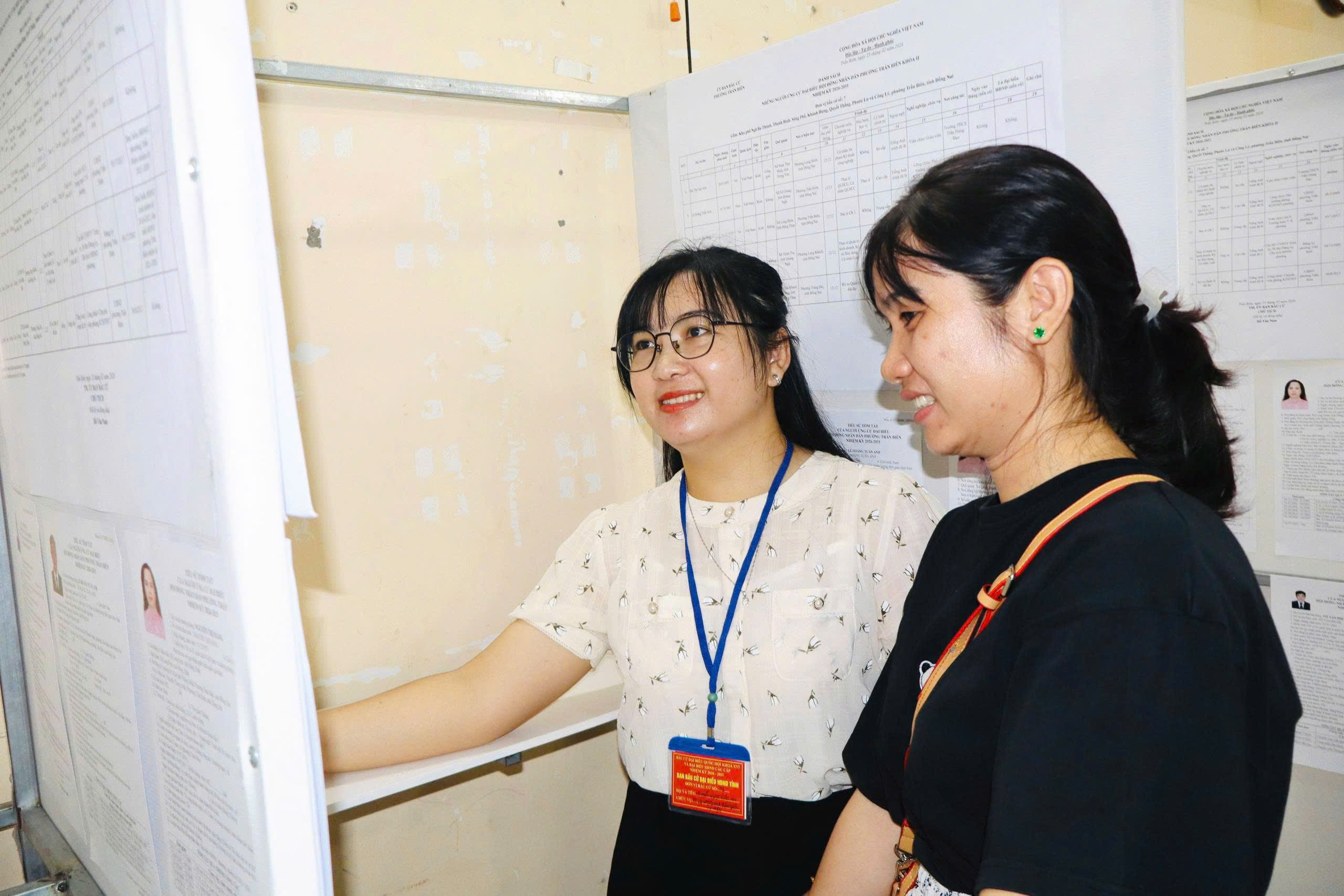 Đoàn giám sát việc niêm yết danh sách người ứng cử tại Tổ bầu cử số 35