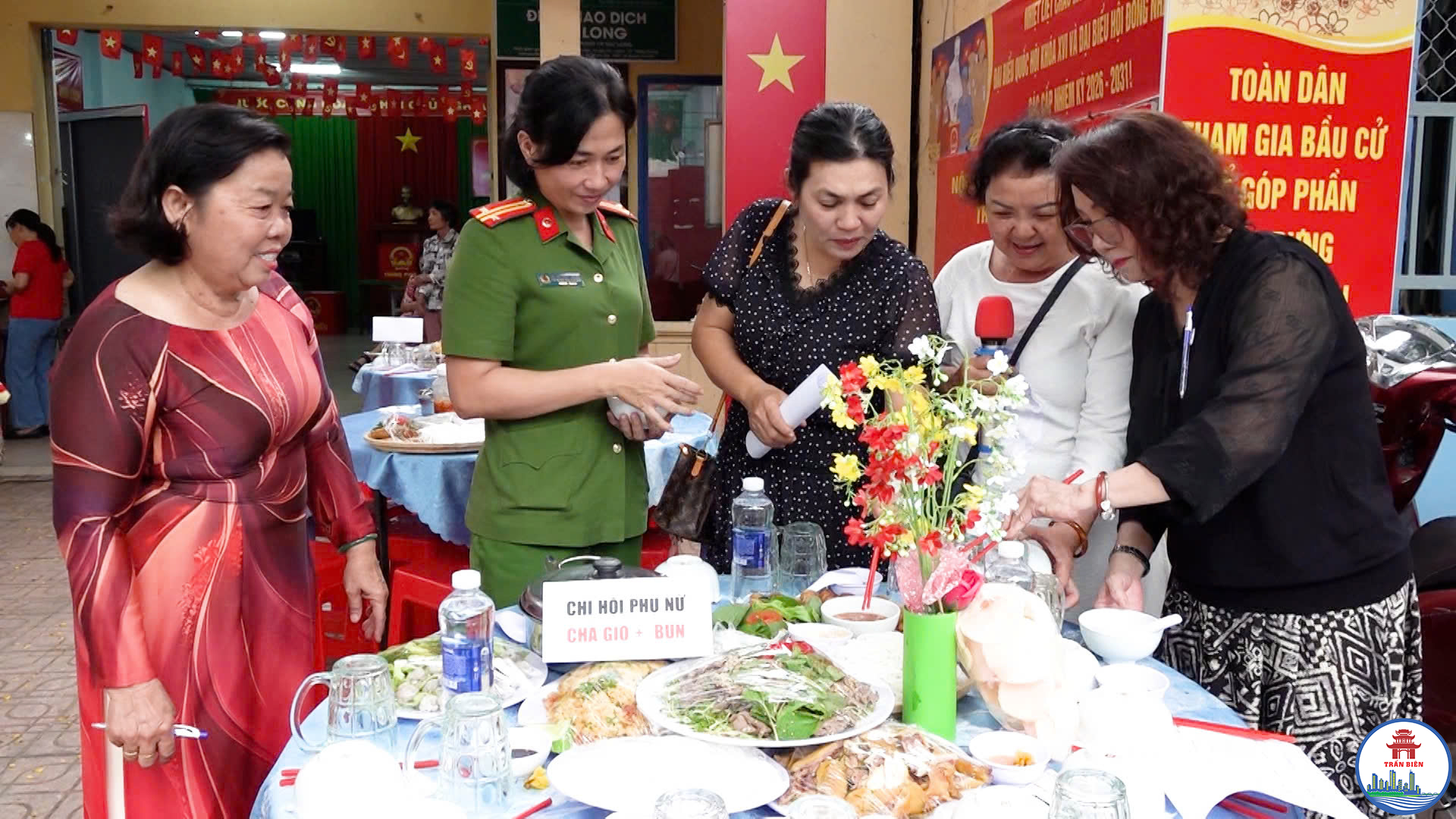 Ban giám khảo chấm điểm các món ăn của các đội thi