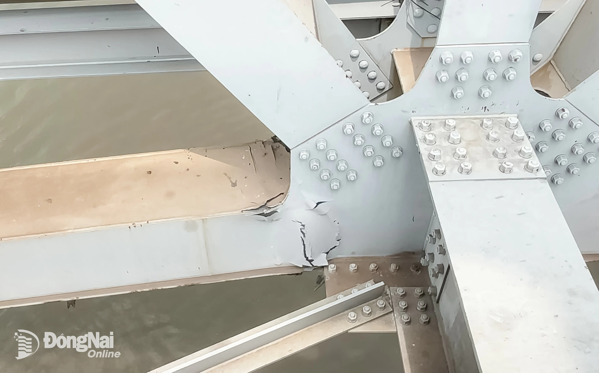 Một số kết cấu của cầu Ghềnh đã bị hư hỏng sau vụ va chạm. Ảnh: Minh Tài