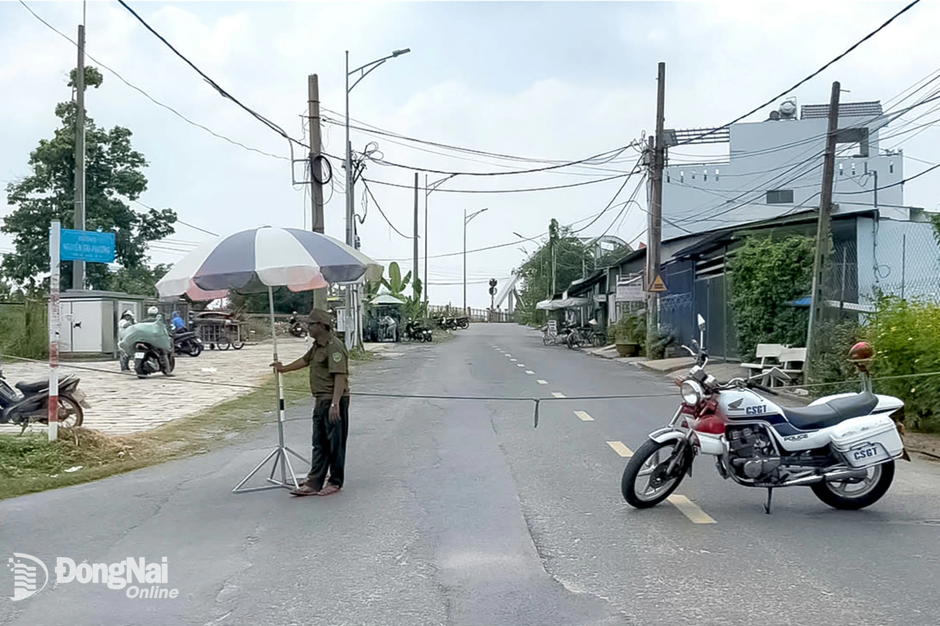 Cơ quan chức năng tạm thời cấm các phương tiện lưu thông qua cầu Ghềnh để điều tra nguyên nhân. Ảnh: Minh Tài