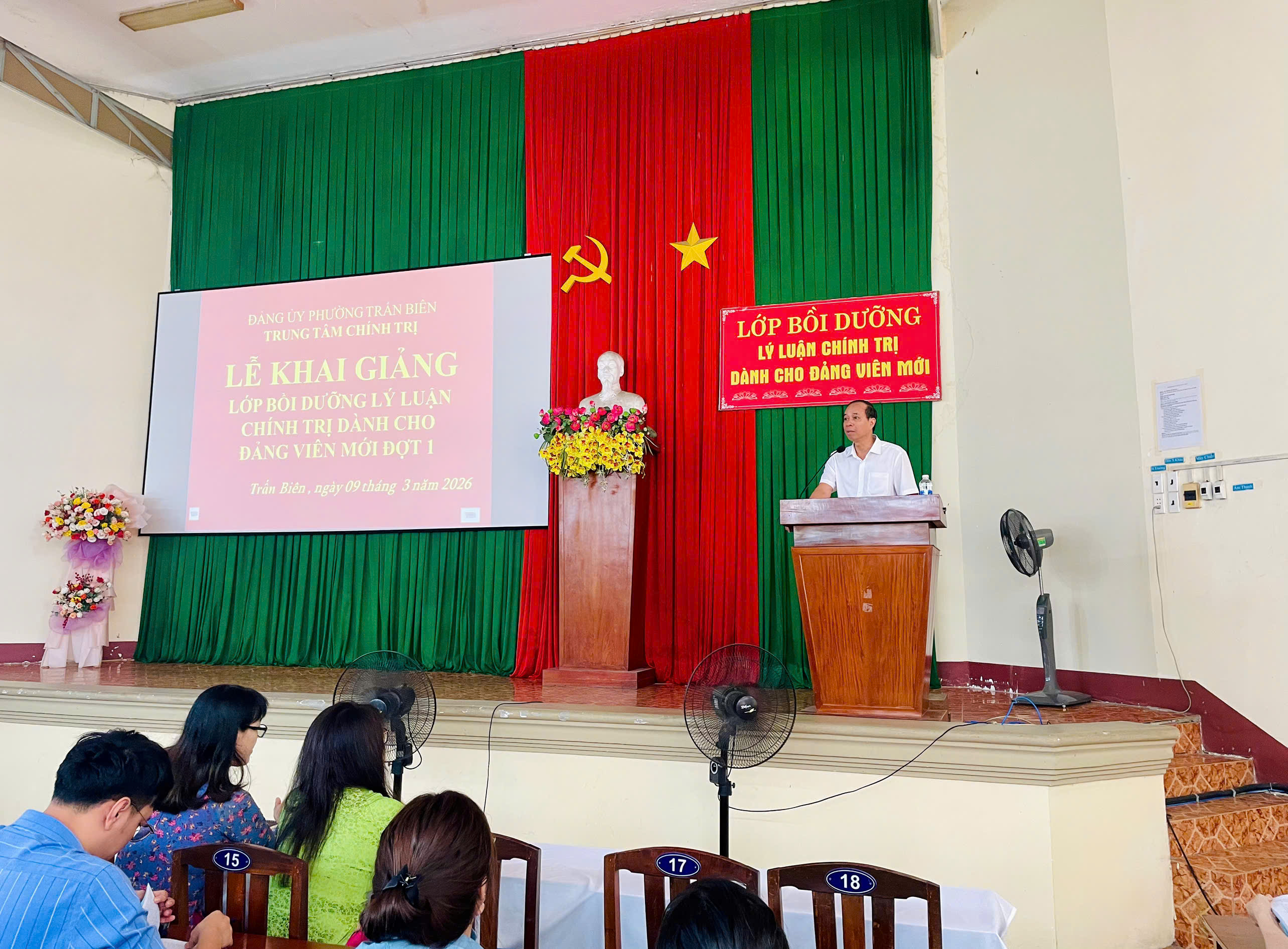 Phó Giám đốc Trung tâm chính trị Trấn Biên Ông Nguyễn Văn Hóa phổ biến quy định và nội quy lớp học.