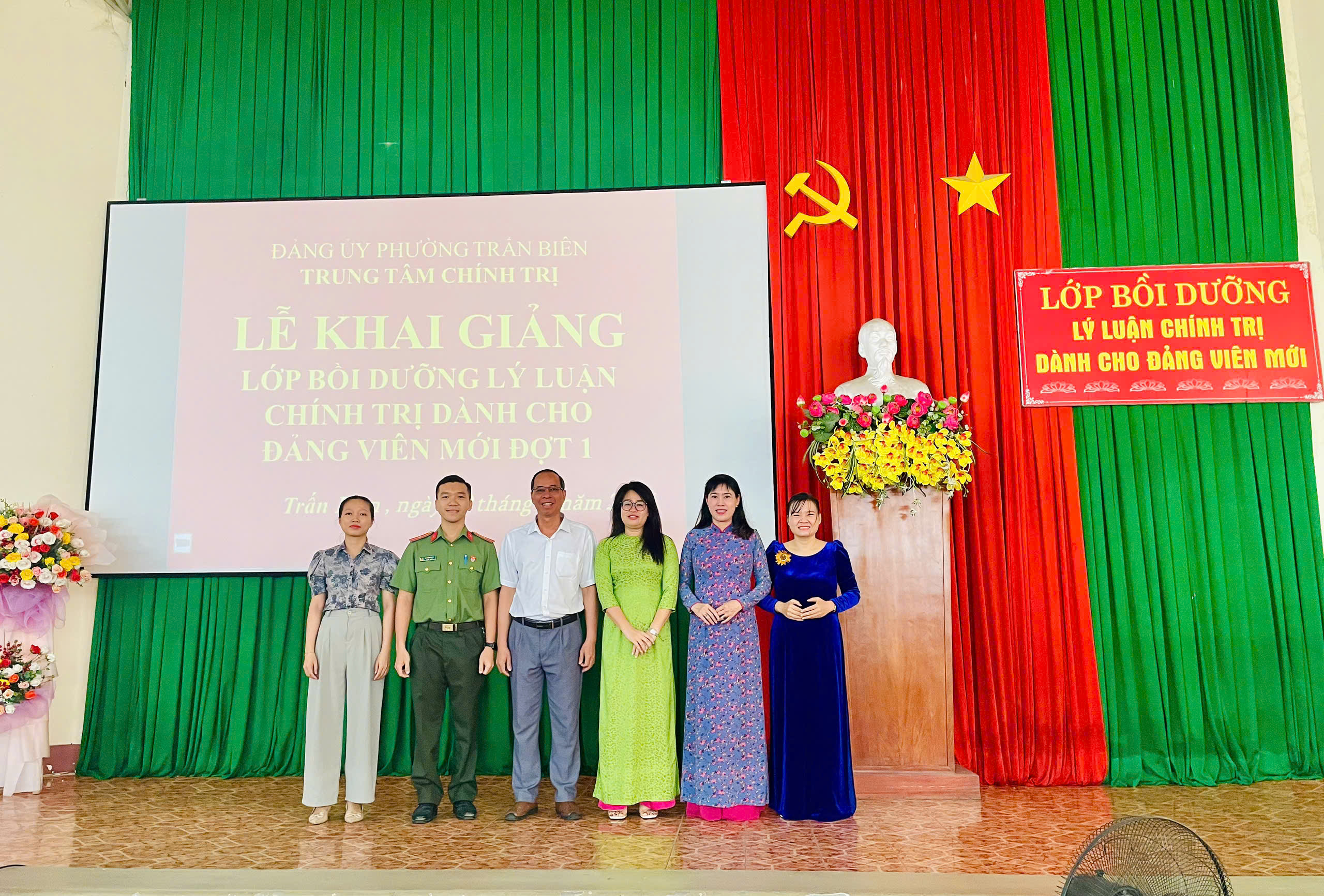 Ra mắt ban cán sự lớp.