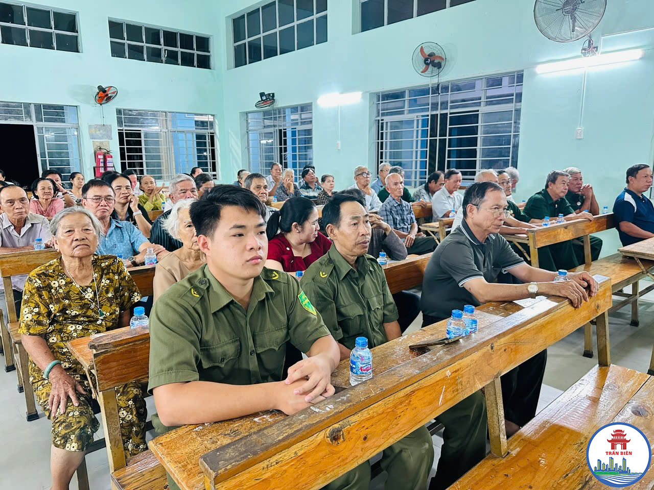 Cử tri tham dự hội nghị