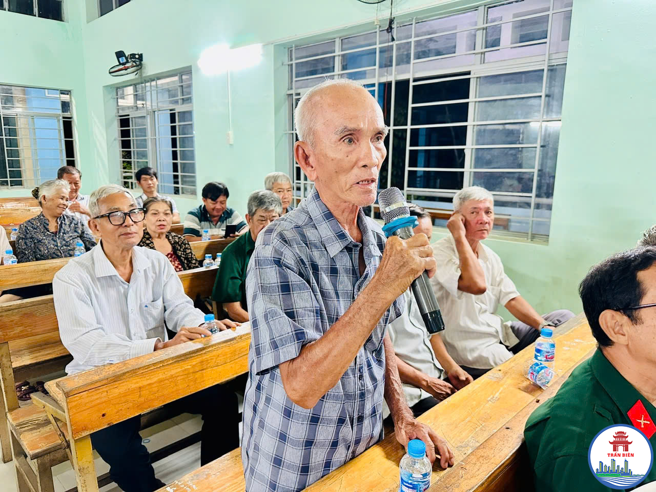 Cử tri phát biểu ý kiến tại hội nghị