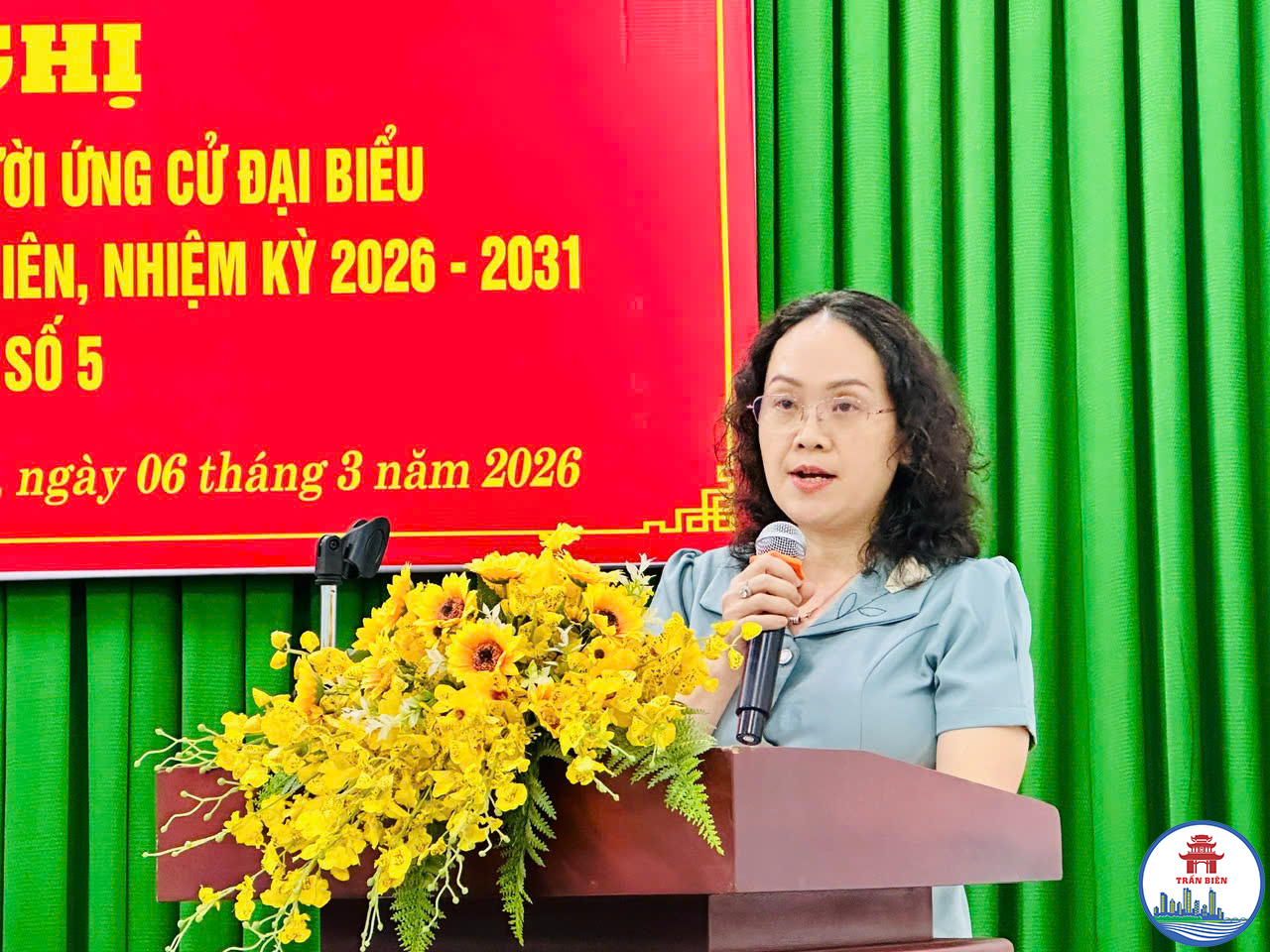 Bà Dương Phụng Hiếu, Chánh Văn phòng HĐND-UBND phường Trấn Biên trình bày chương trình hành động