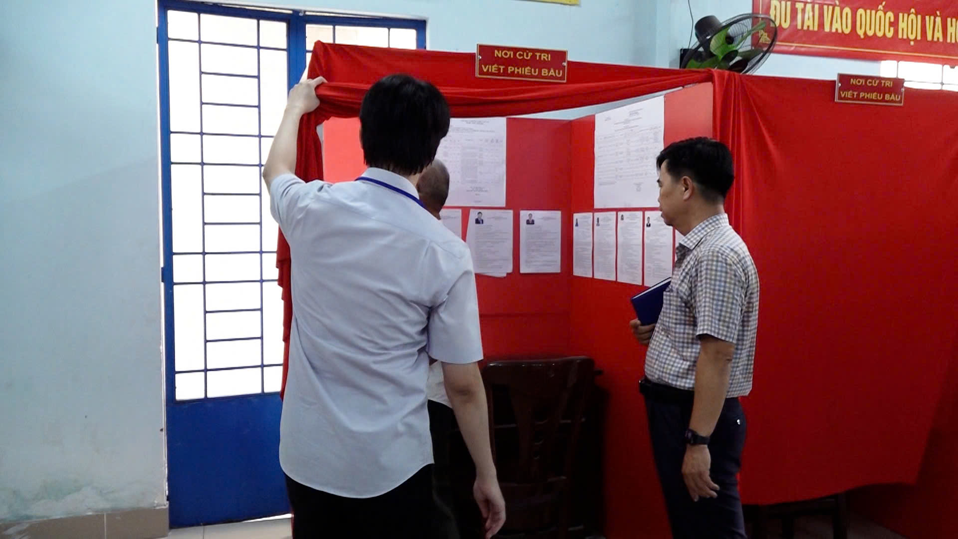 Kiểm tra tại khu vực bỏ phiếu số 7, khu phố Tân Bửu