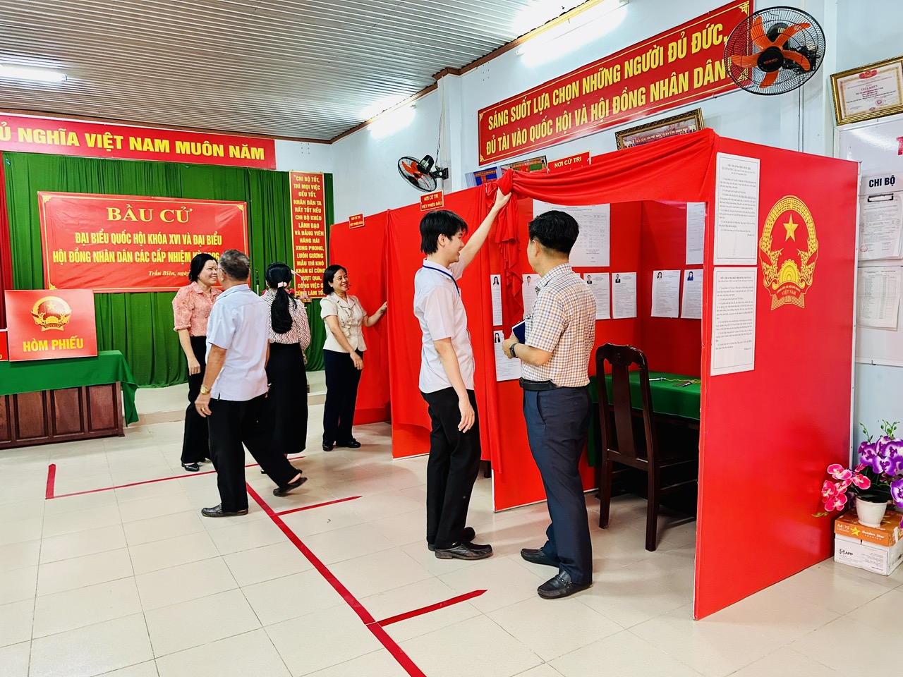 Kiểm tra tại khu vực bỏ phiếu số 5, khu phố Tân Thành