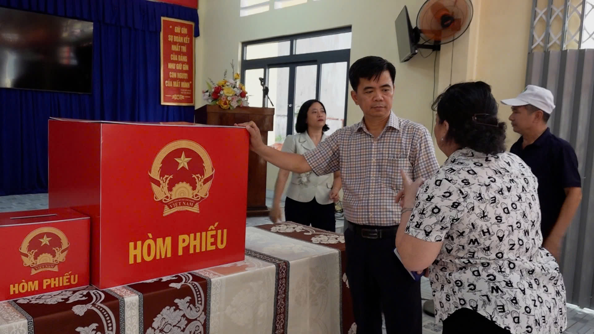 Kiểm tra tại khu vực bỏ phiếu số 10, khu phố Hoa Lư