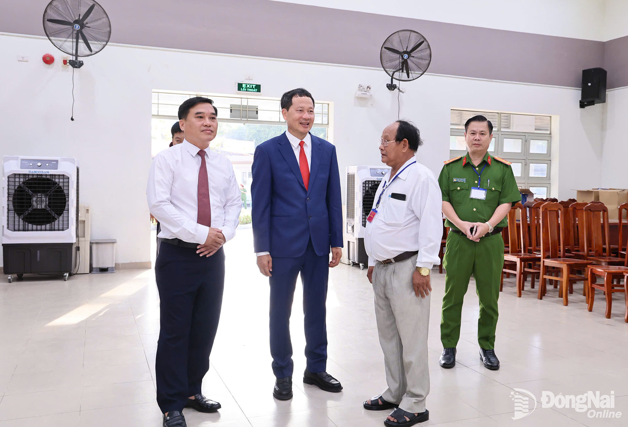 Đồng chí Vũ Hồng Văn, Ủy viên Trung ương Đảng, Bí thư Tỉnh ủy, Trưởng đoàn Đại biểu Quốc hội tỉnh, Chủ tịch Ủy ban Bầu cử tỉnh Đồng Nai động viên các cán bộ làm nhiệm vụ bầu cử. Ảnh: Công Nghĩa