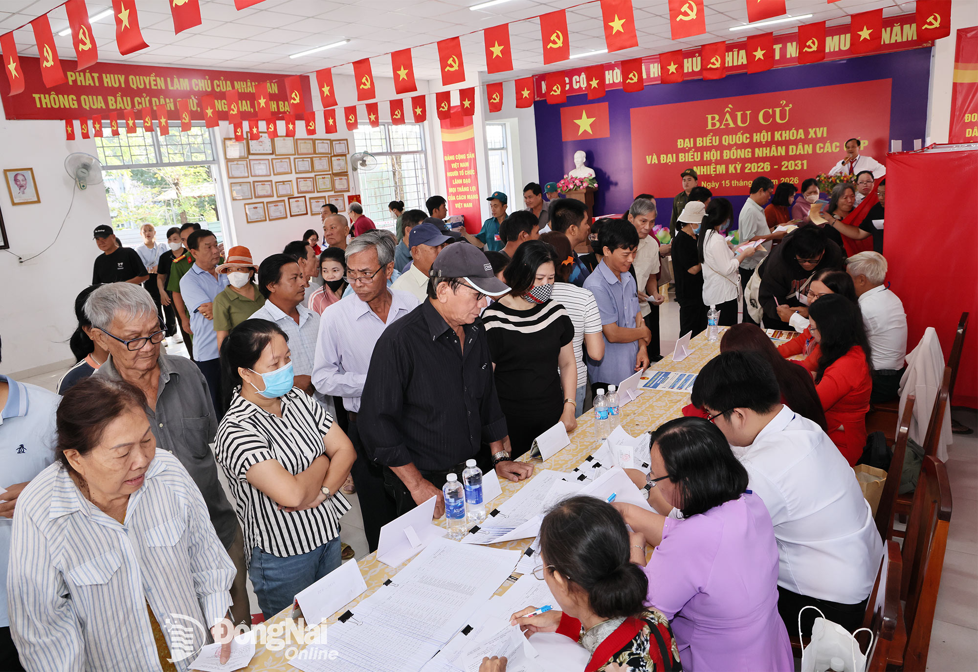 Cử tri phường Trấn Biên phấn khởi thực hiện quyền công dân. Ảnh: Công Nghĩa