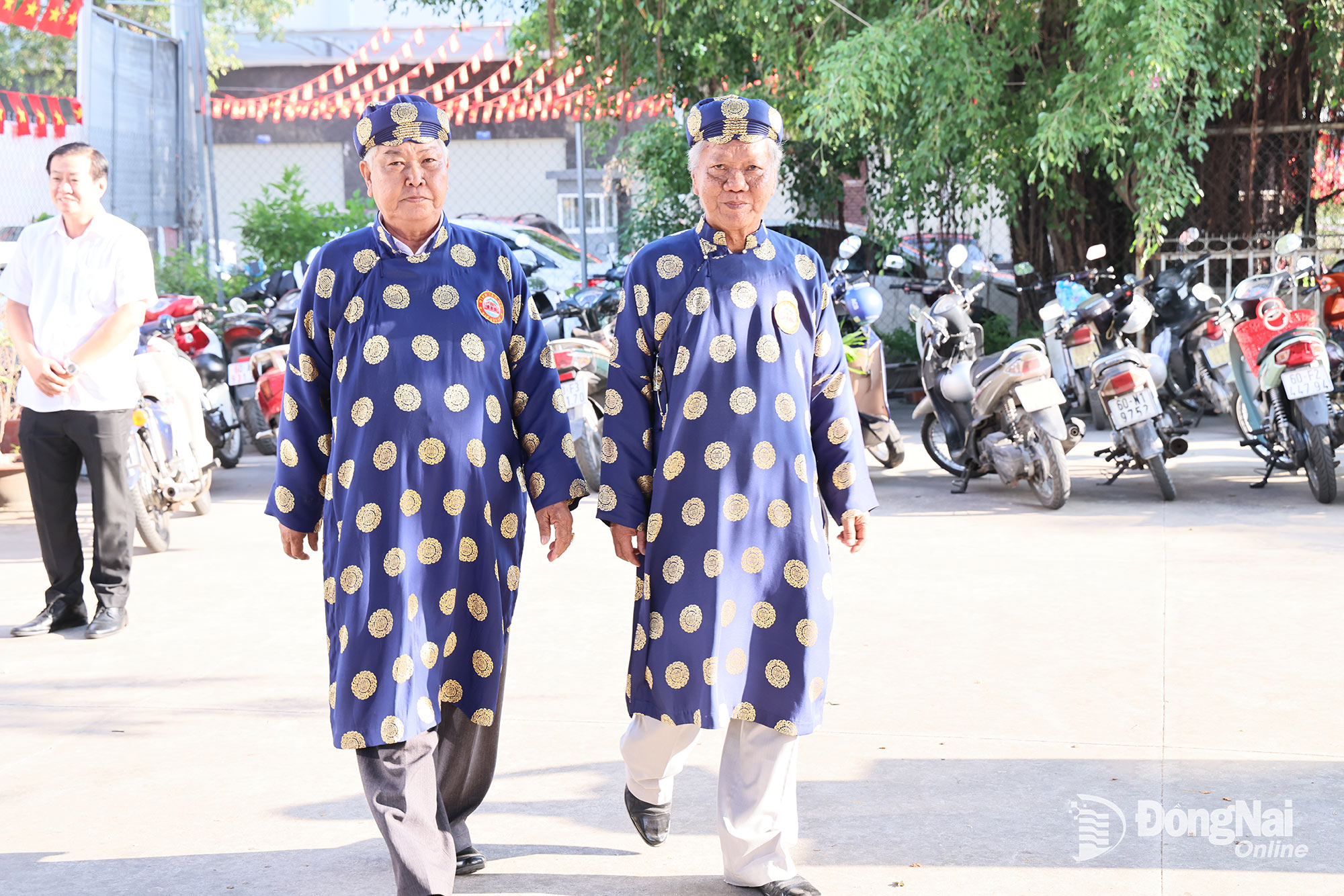 Các bậc cao niên đi bầu cử tại phường Trấn Biên. Ảnh: Công Nghĩa