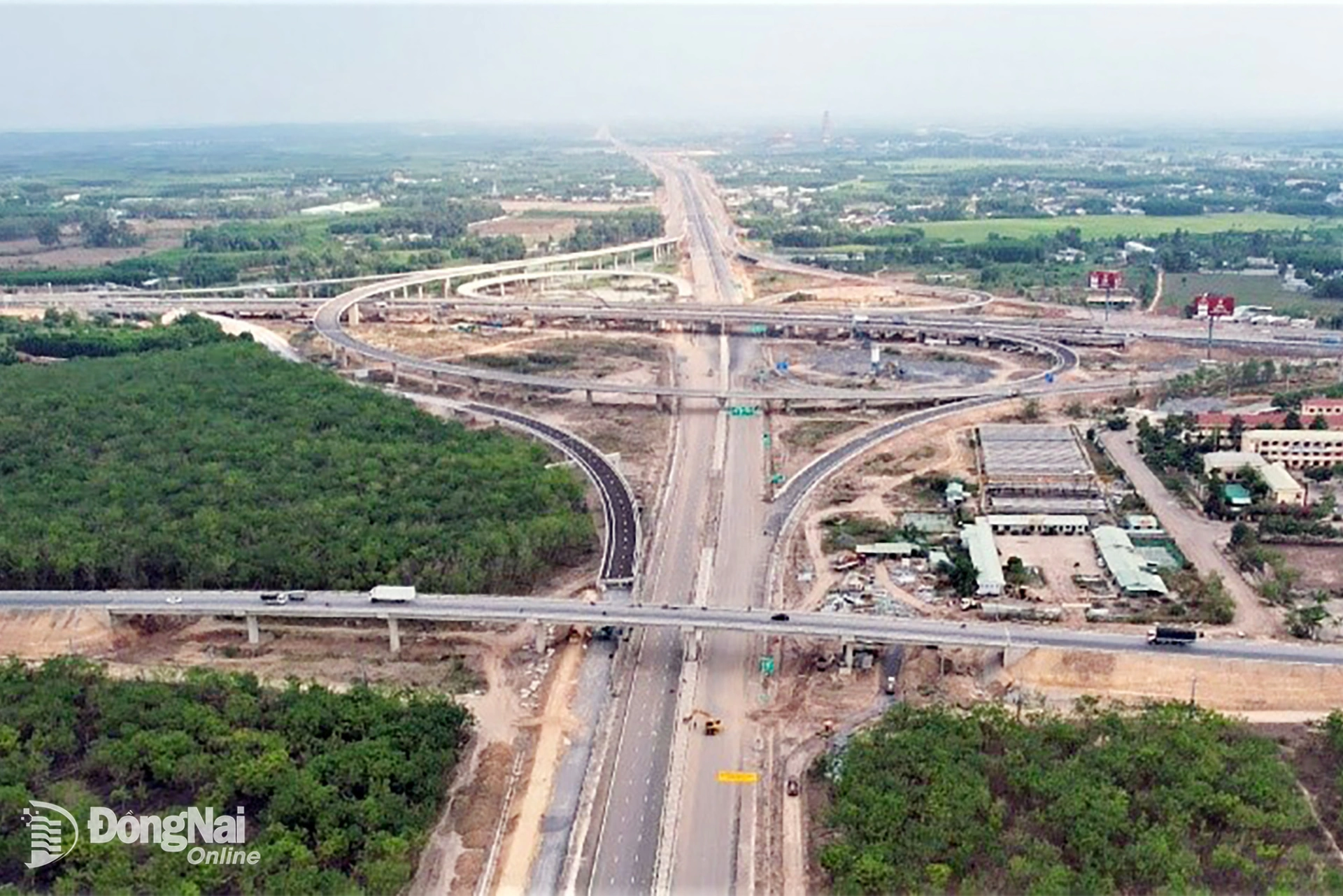 Hàng loạt dự án hạ tầng trọng điểm quốc gia đang được đầu tư xây dựng tạo động lực lớn cho sự phát triển của Đồng Nai thời gian tới. Ảnh: Phạm Tùng