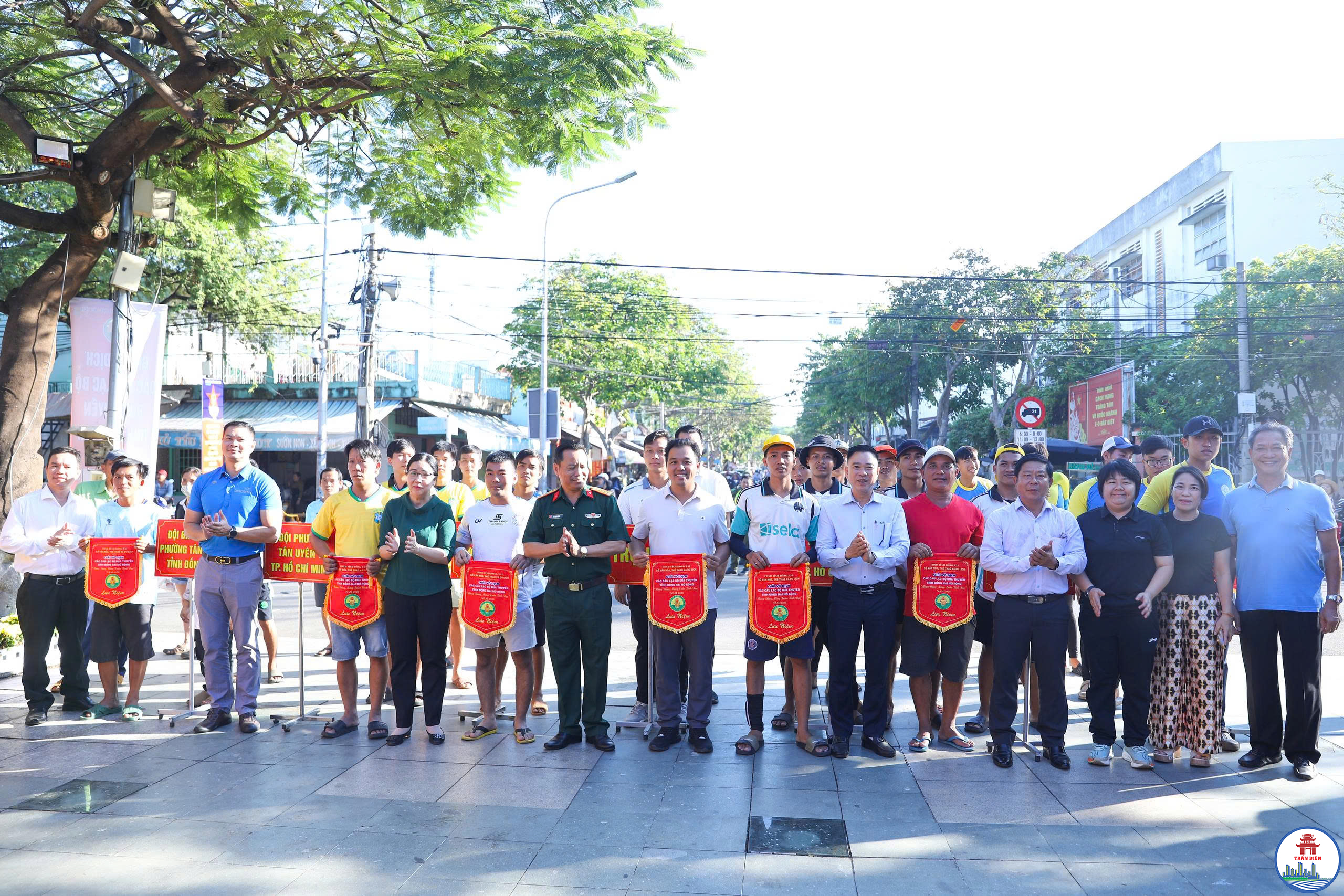 Ban tổ chức trao cờ lưu niệm cho các đội tham gia