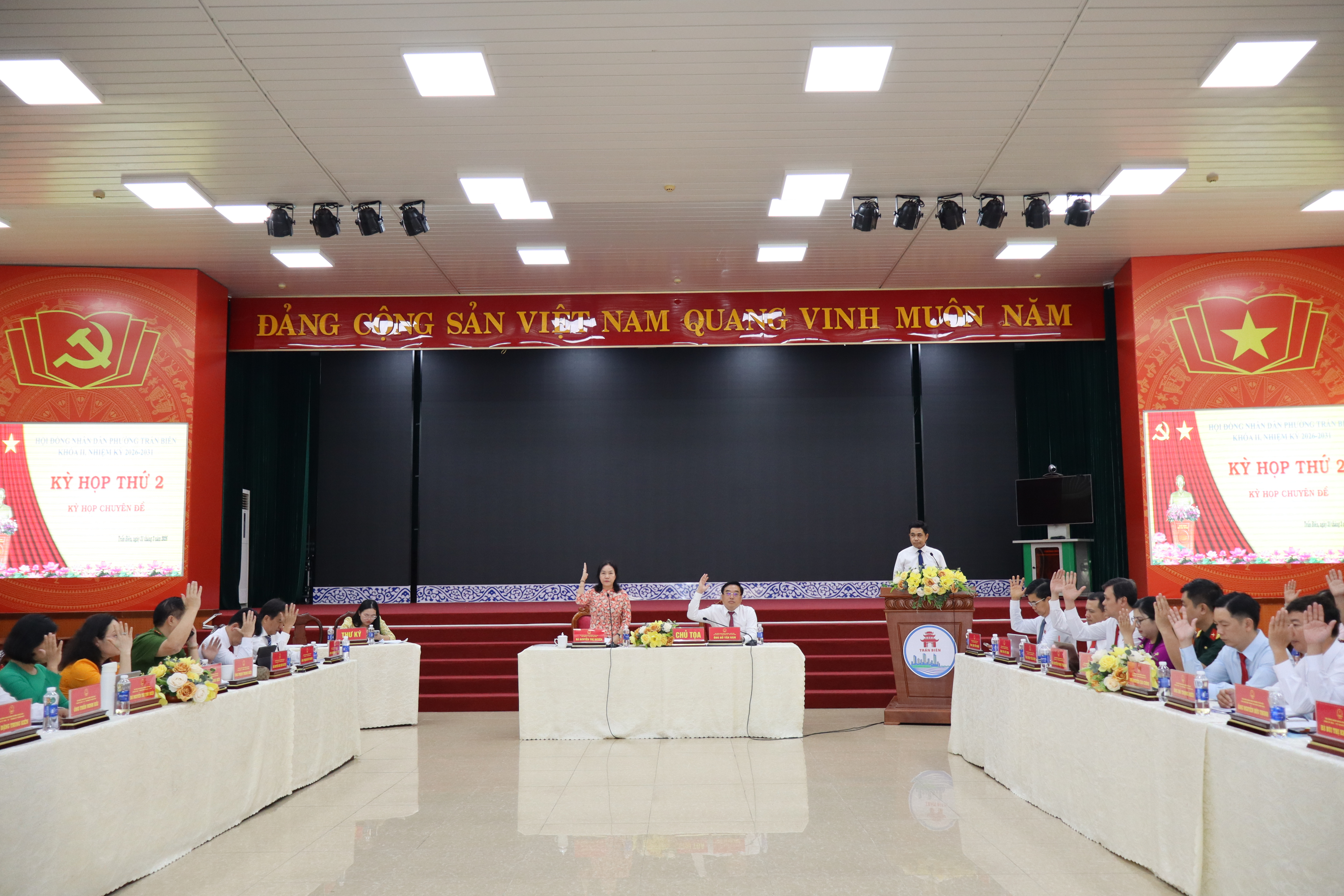 Các đại biểu HĐND phường Trấn Biên biểu quyết thông qua các Nghị quyết tại kỳ họp