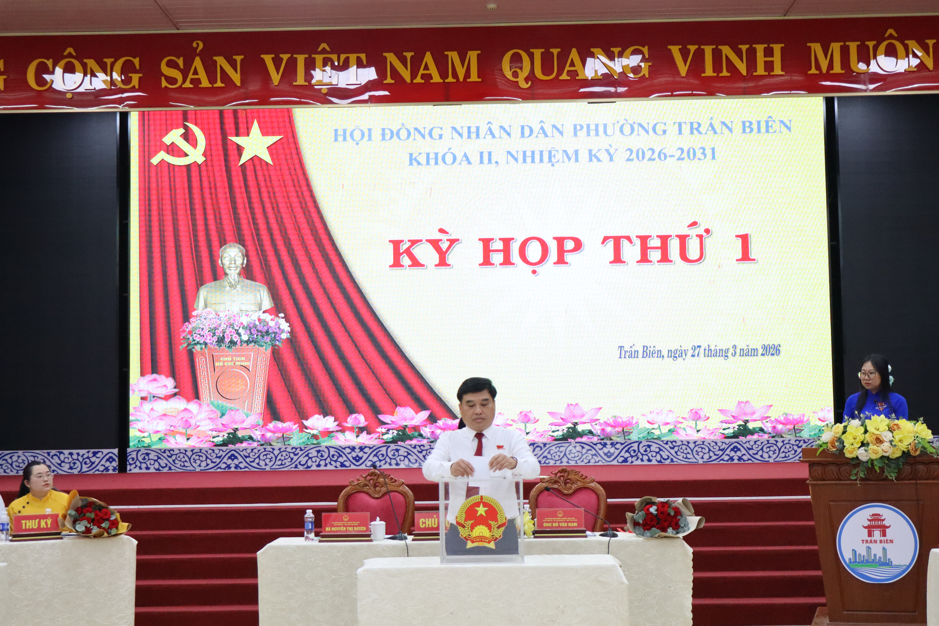 Các đại biểu tiến hành bỏ phiếu bầu các chức danh HĐND phường