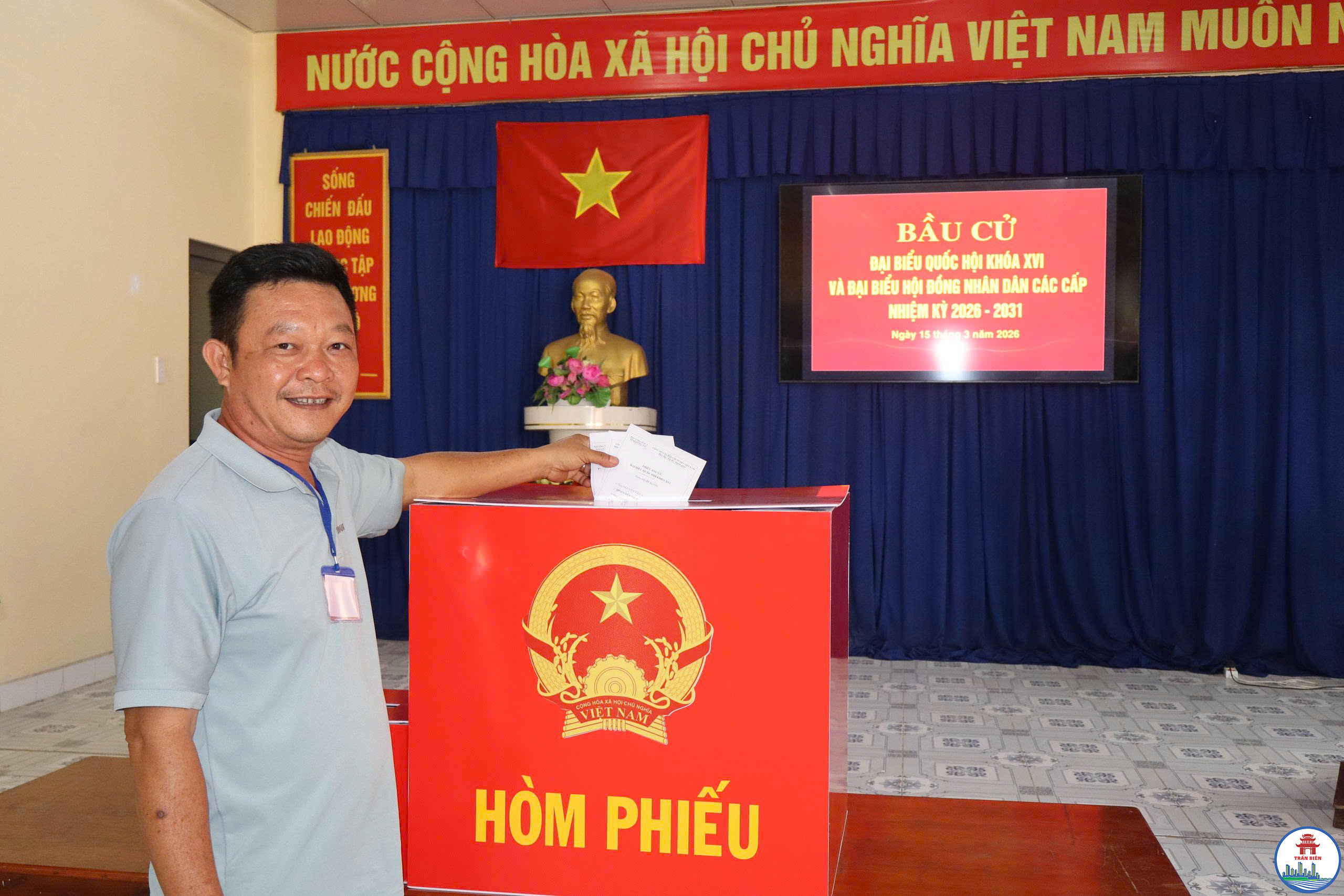 Cử tri phấn khởi khi thực hiện quyền và nghĩa vụ của công dân