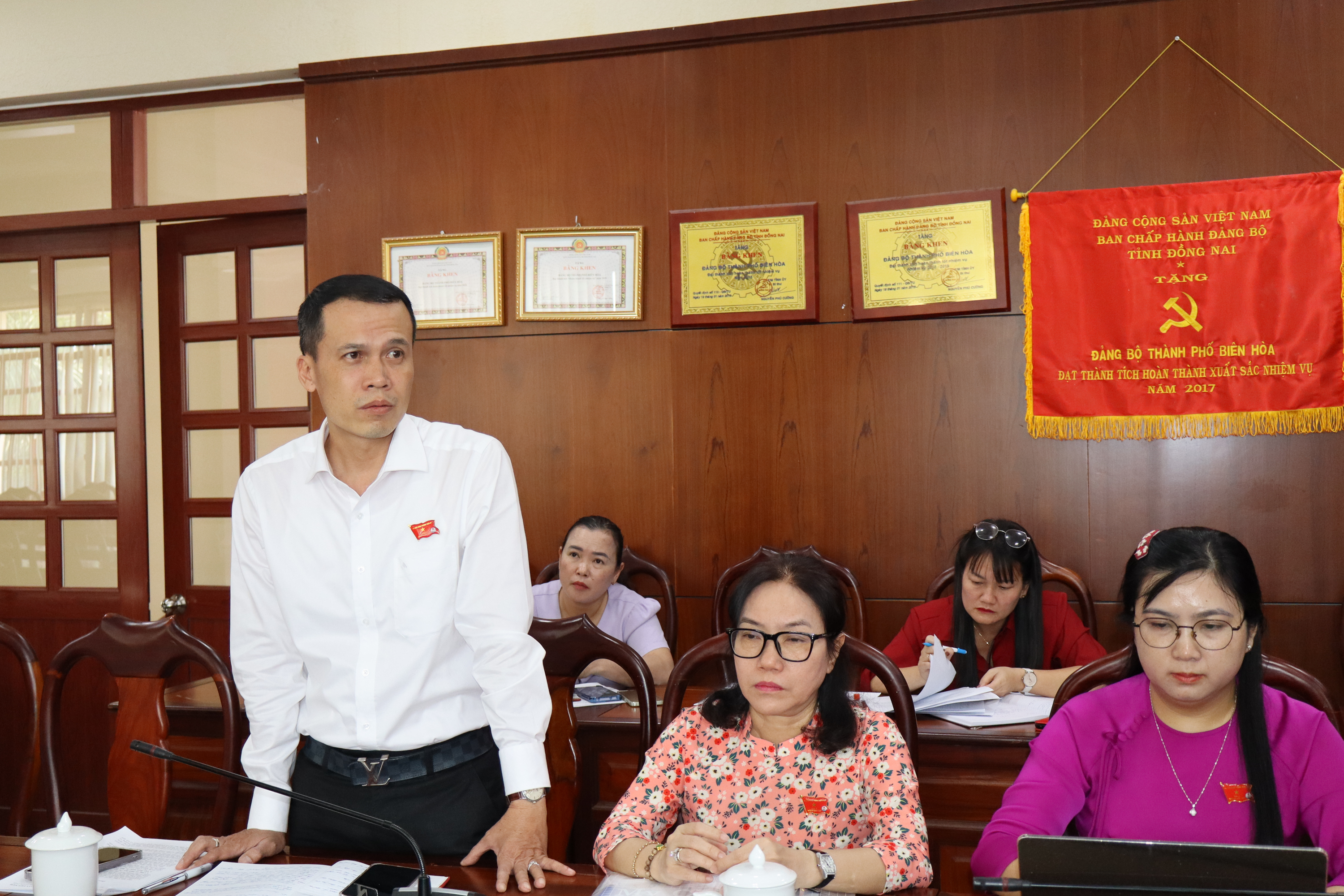 Đại diện Ban Xây dựng Đảng phường Trấn Biên phát biểu tại buổi làm việc