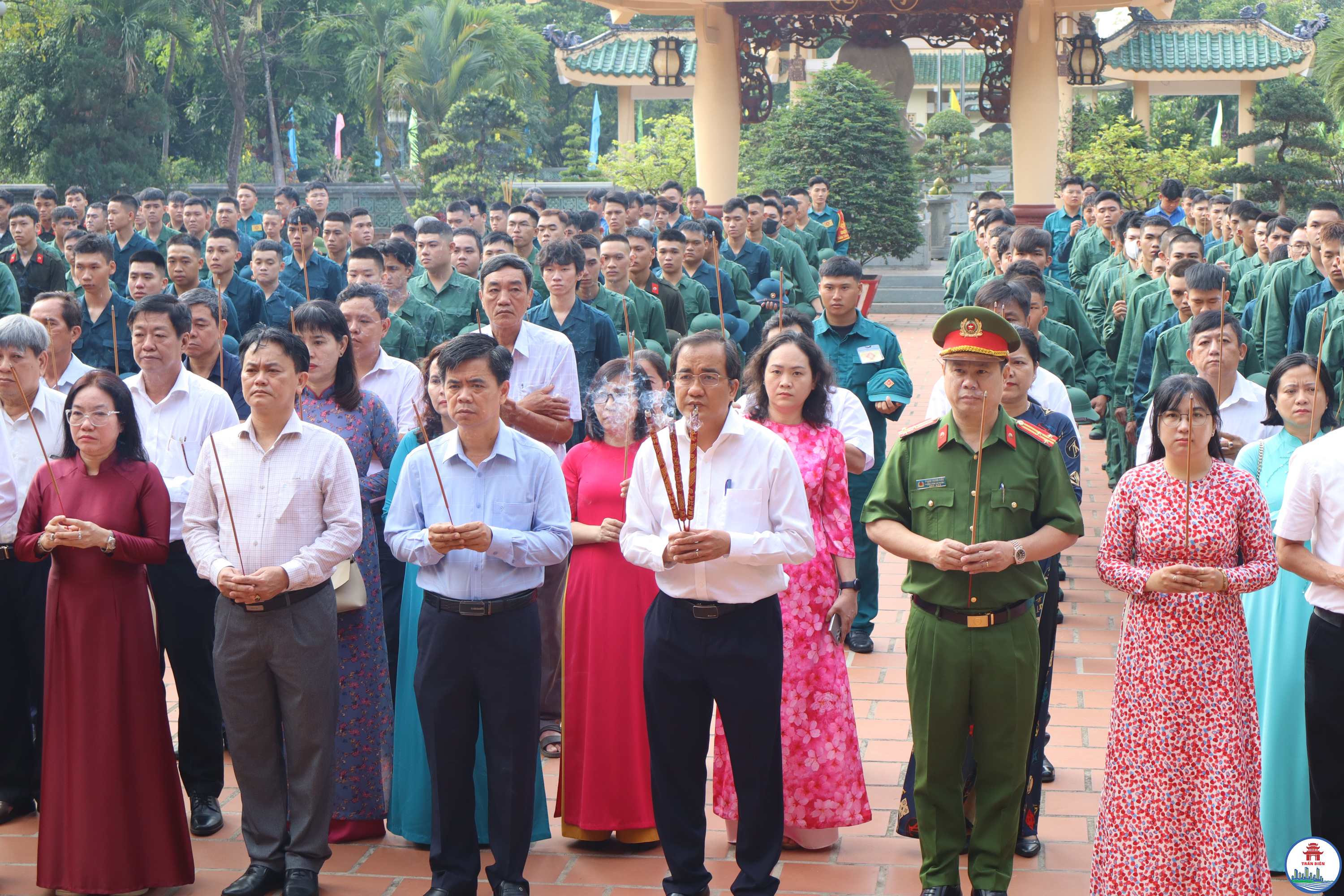 Lãnh đạo phường Trấn Biên thực hiện nghi thức dâng hương, dâng hoa viếng anh linh Chủ tịch Hồ Chí Minh và các bậc tiền nhân