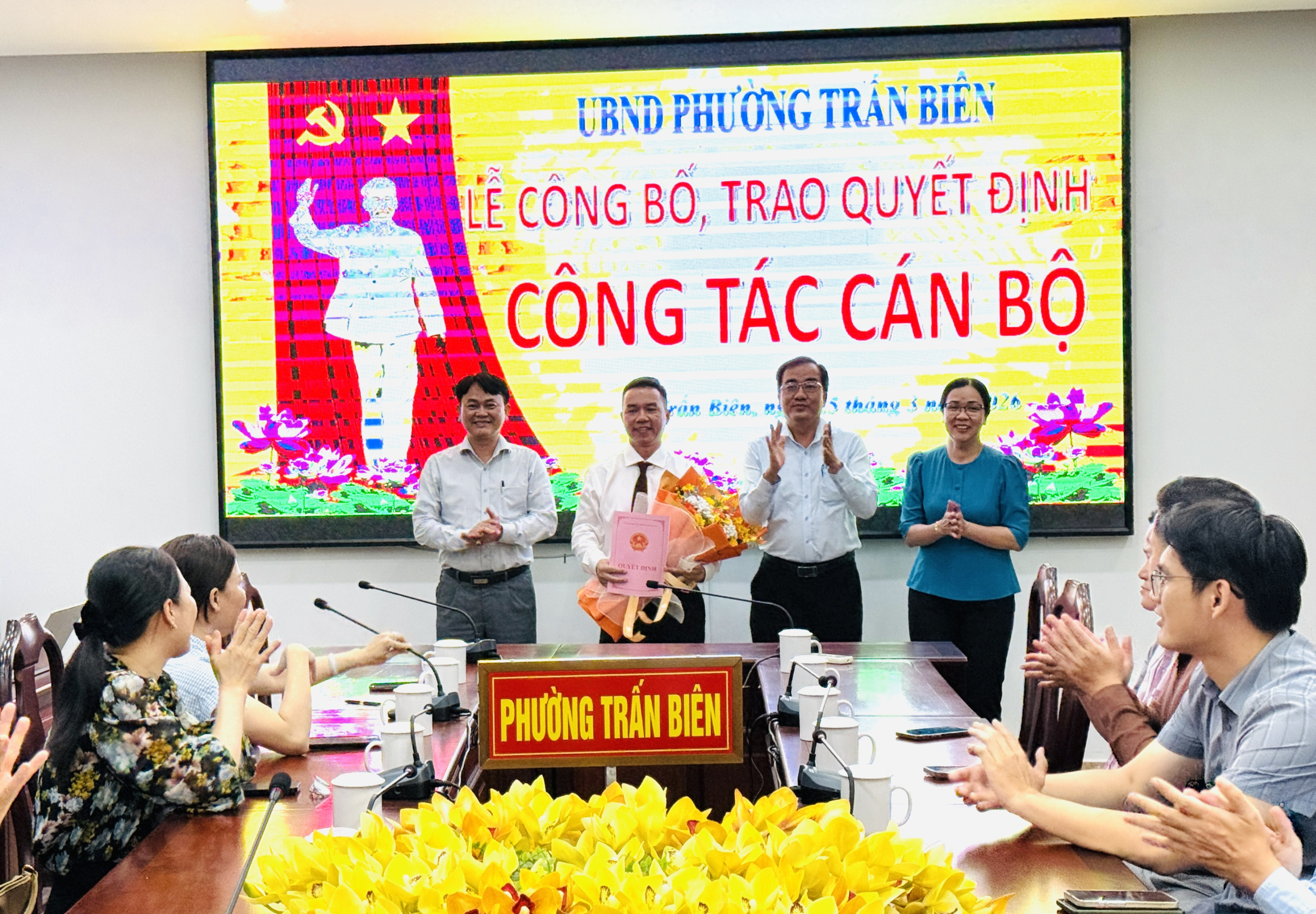 Lãnh đạo phường Trấn Biên trao quyết định bổ nhiệm lãnh đạo Trung tâm Dịch vụ tổng hợp