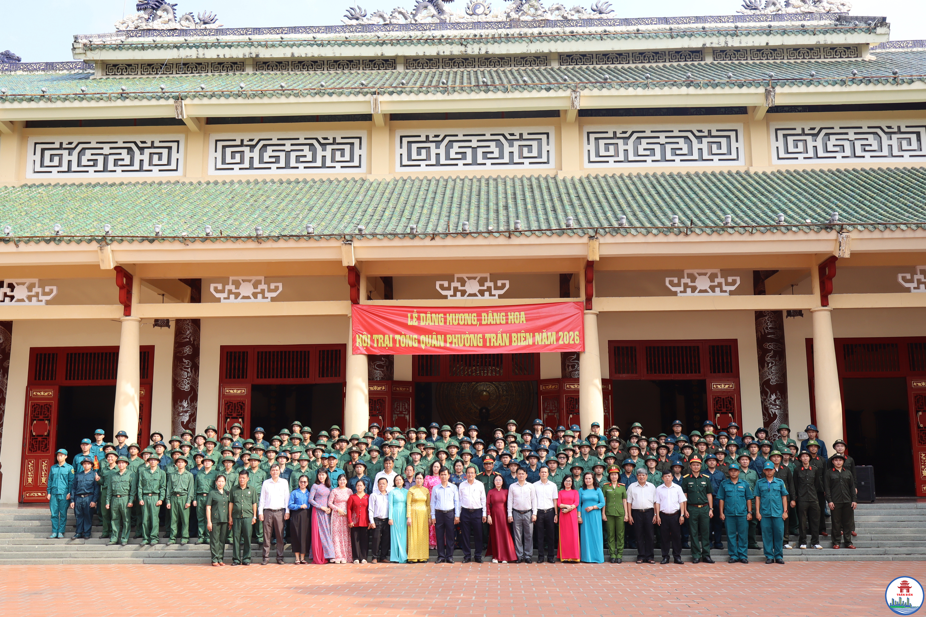 Lãnh đạo phường Trấn Biên và 150 thanh niên trúng tuyển NVQS, nghĩa vụ CAND thực hiện nghi thức báo công tại Văn Miếu Trấn Biên