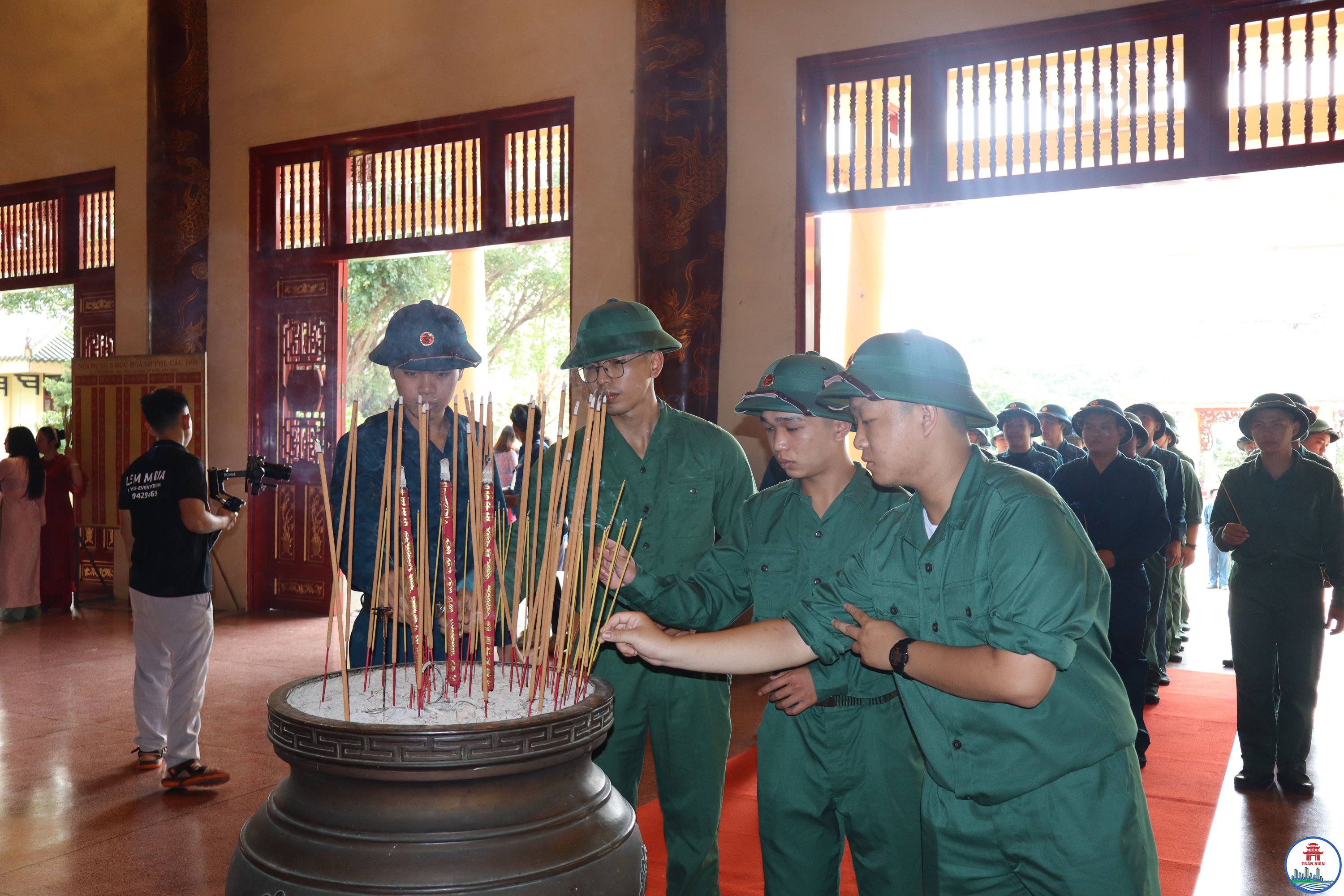 Thanh niên trúng tuyển dâng hương Chủ tịch Hồ Chí Minh