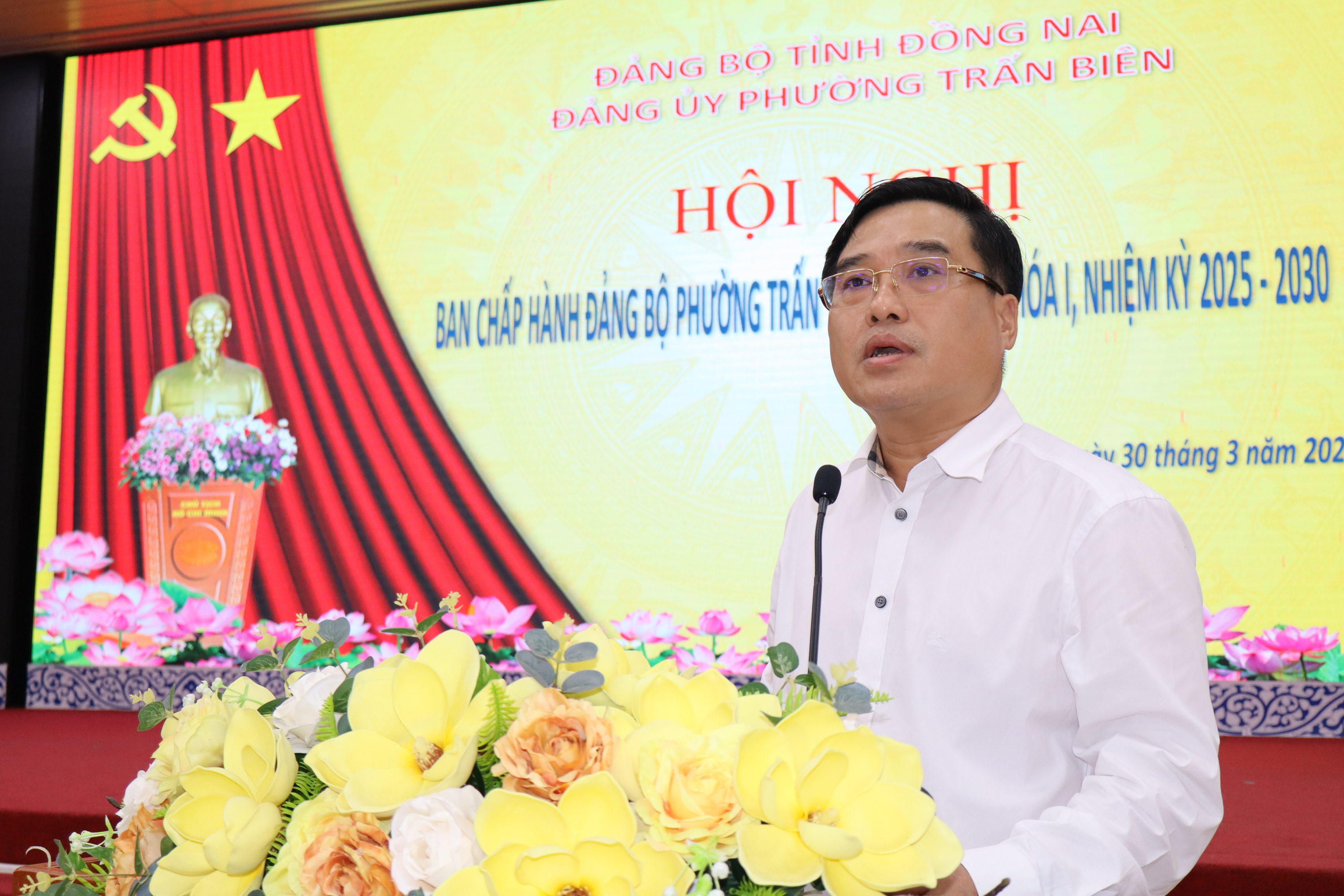 Ủy viên Ban Thường vụ Tỉnh ủy, Bí thư Đảng ủy, Chủ tịch HĐND phường Trấn Biên Hồ Văn Nam phát biểu chỉ đạo tại hội nghị