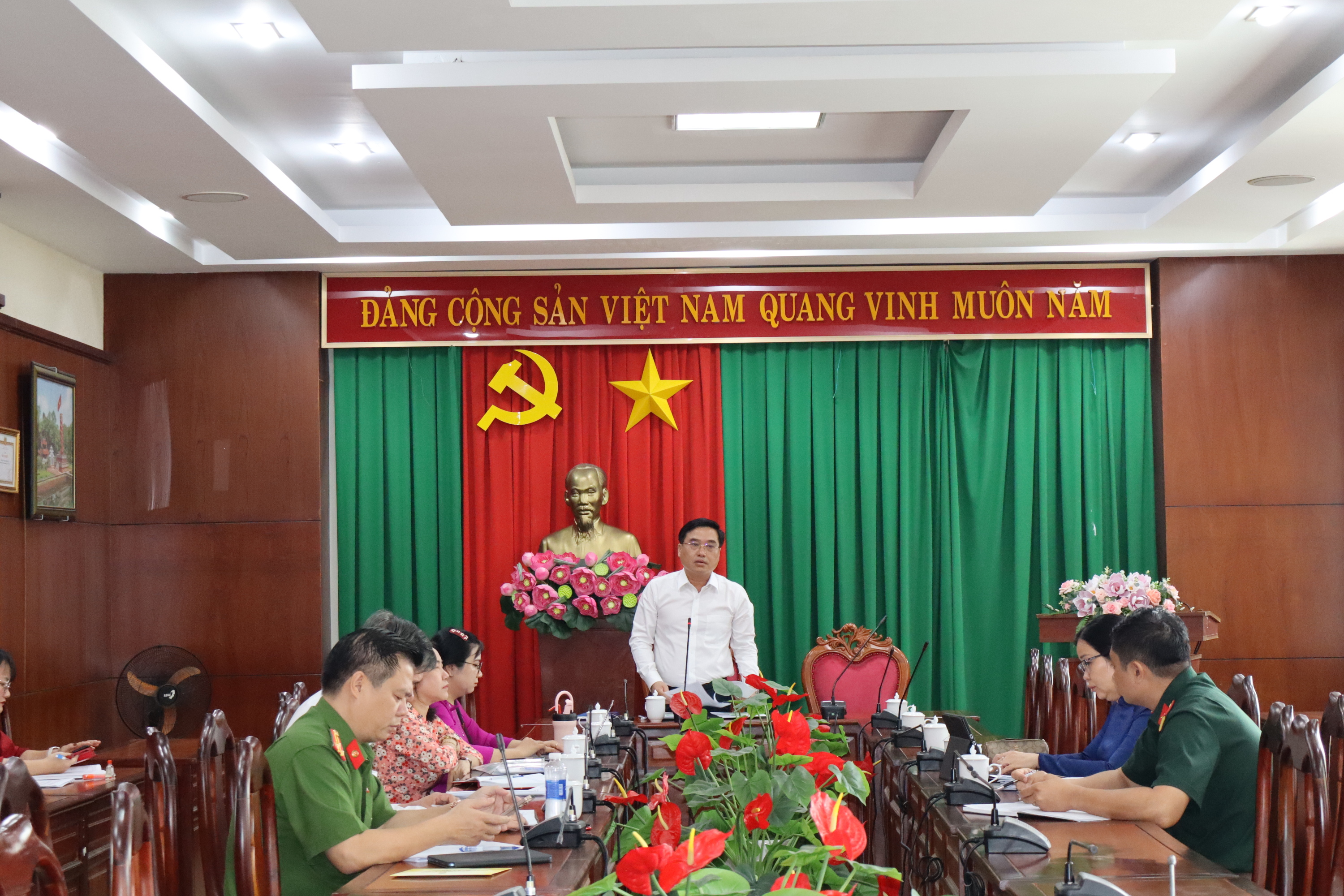 Ủy viên Ban Thường vụ Tỉnh ủy, Bí thư Đảng ủy, Chủ tịch HĐND phường Trấn Biên Hồ Văn Nam quán triệt các nội dung về phòng chống lãng phí, tiêu cực tại buổi làm việc