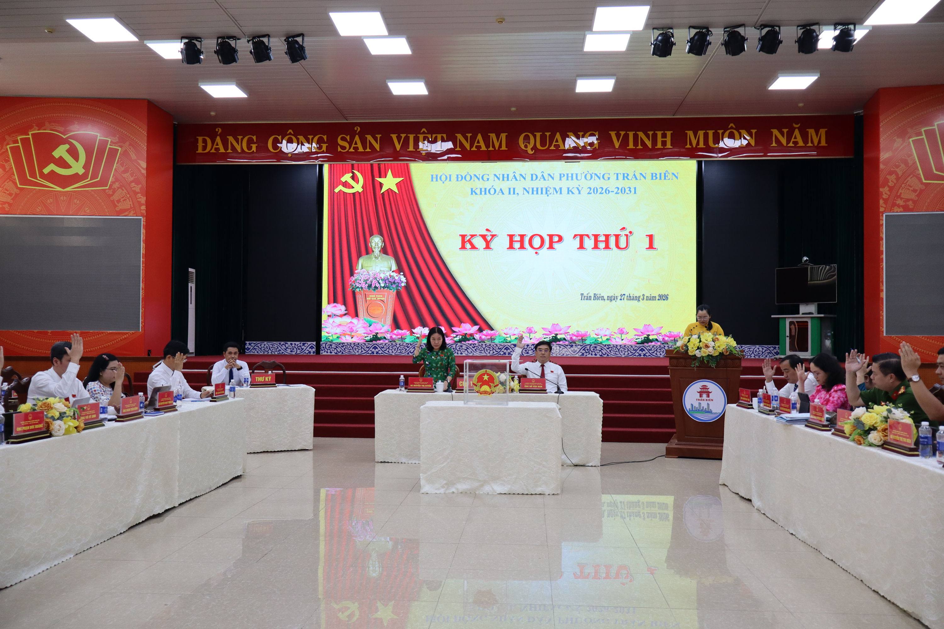 Ủy viên Ban Thường vụ Tỉnh ủy, Bí thư Đảng ủy, Chủ tịch HĐND phường Trấn Biên Hồ Văn Nam và Phó Chủ tịch HĐND Nguyễn Thị Duyên điều hành kỳ họp