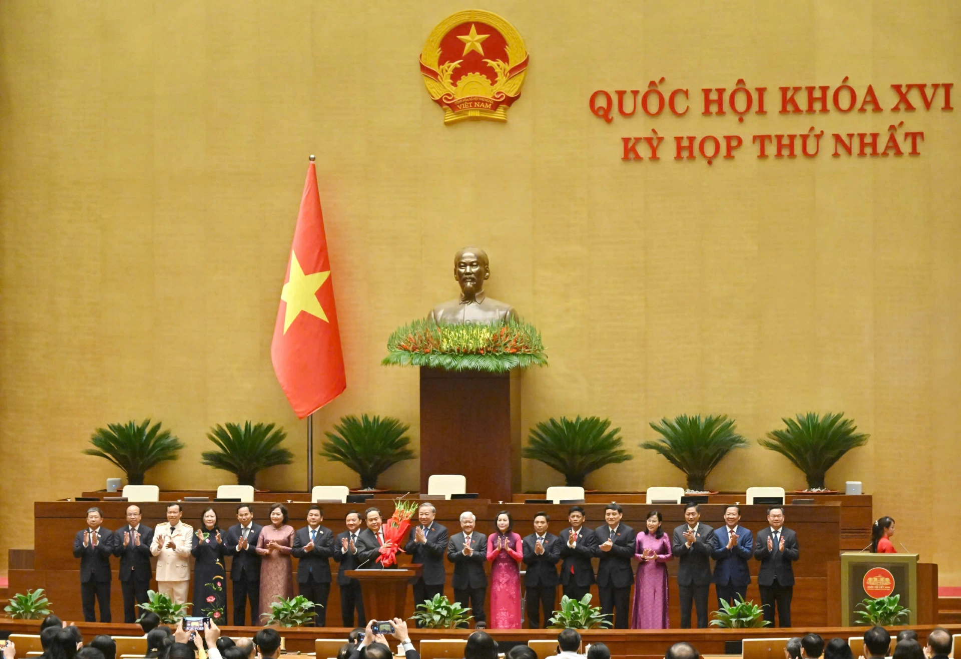 Tổng Bí thư Tô Lâm thay mặt các đại biểu Quốc hội khóa XVI tặng hoa chúc mừng Chủ tịch Quốc hội Trần Thanh Mẫn, các Phó Chủ tịch Quốc hội và Ủy viên Ủy ban Thường vụ Quốc hội. Ảnh: ĐĐBQH tỉnh Đồng Nai cung cấp