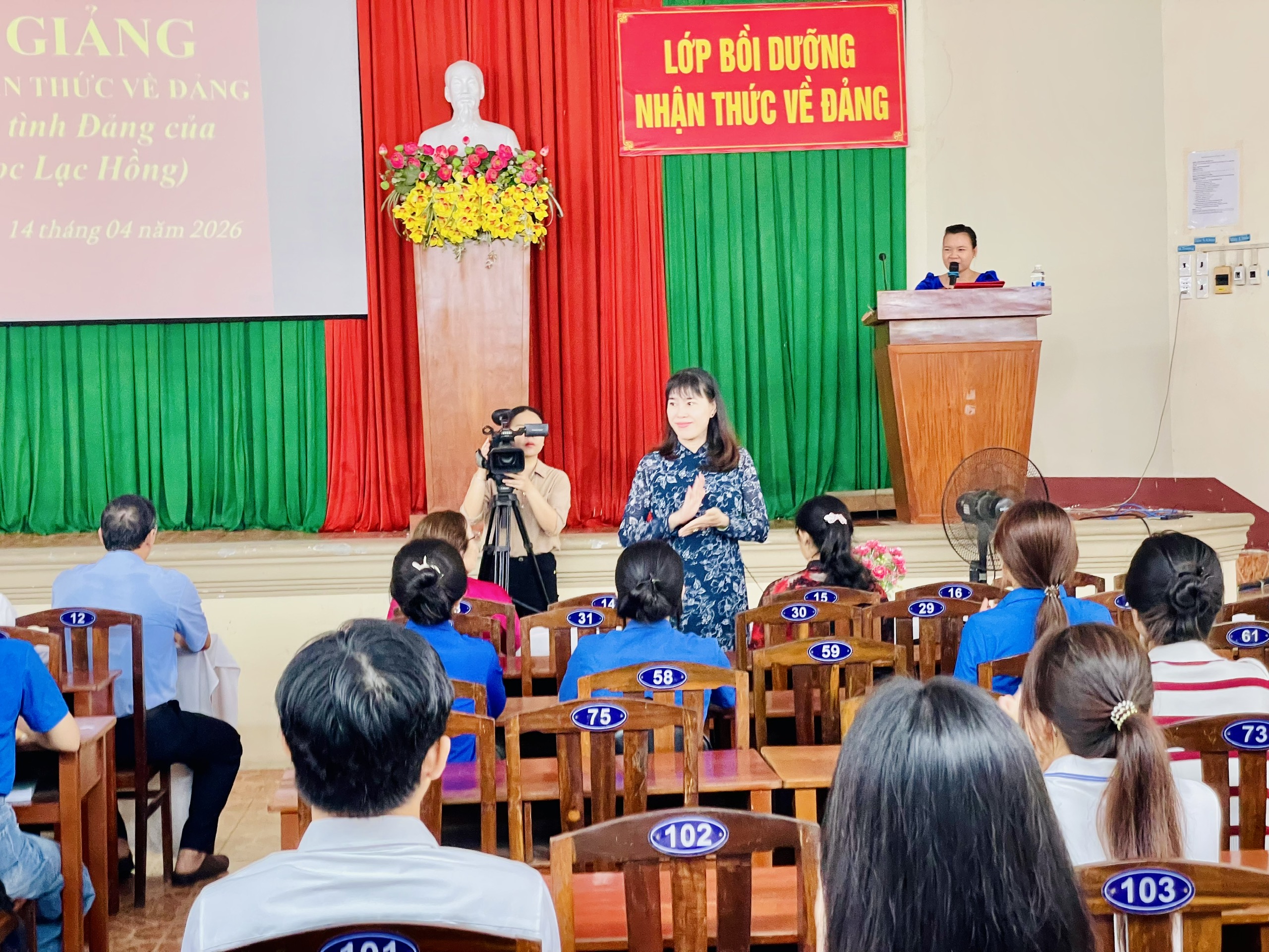 Giám đốc Trung tâm chính trị Trấn Biên Bà Phạm Thị Nguyệt Thu tham dự tại lễ khai giảng.